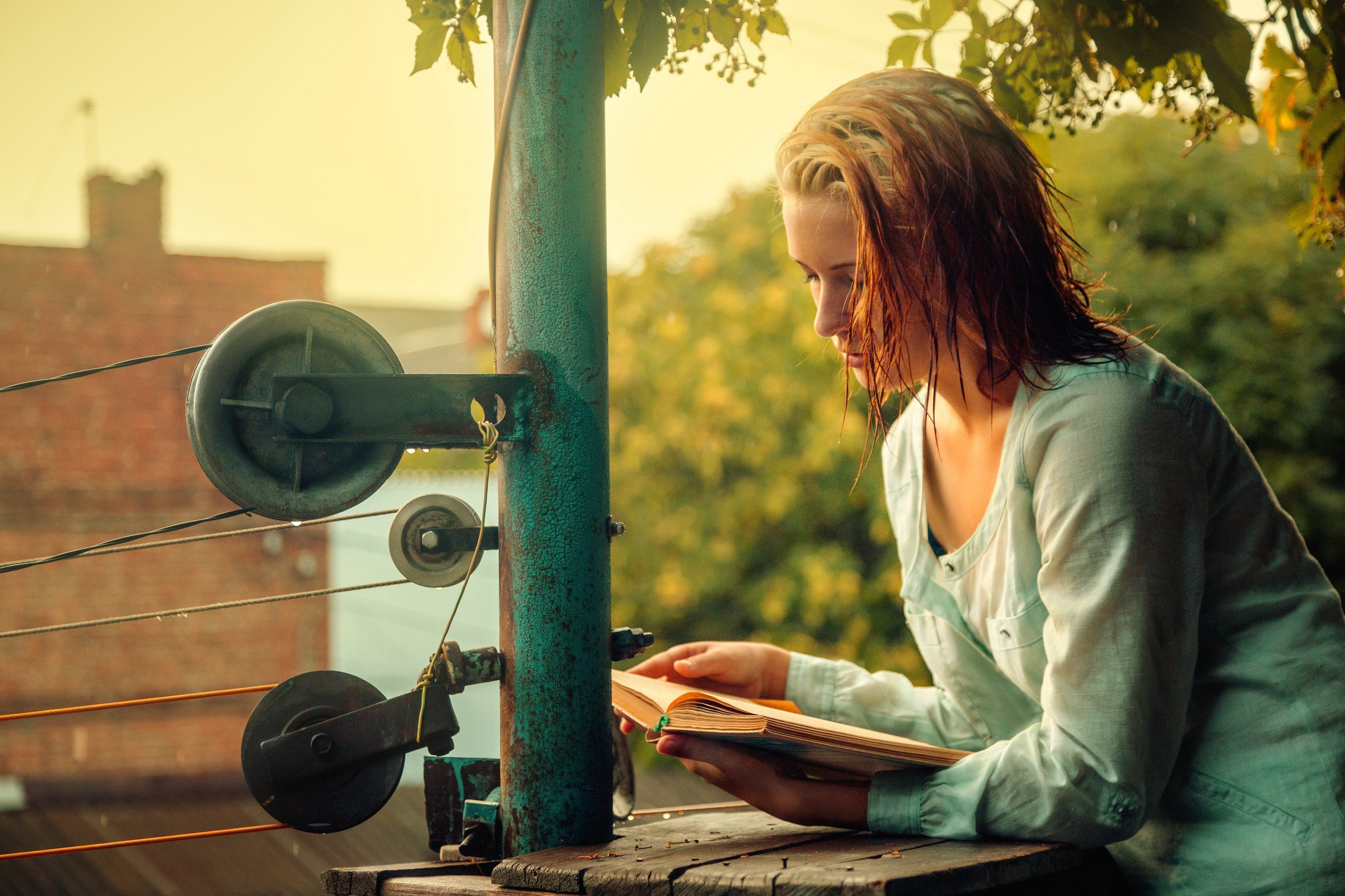 Летний портрет девушки с книгой