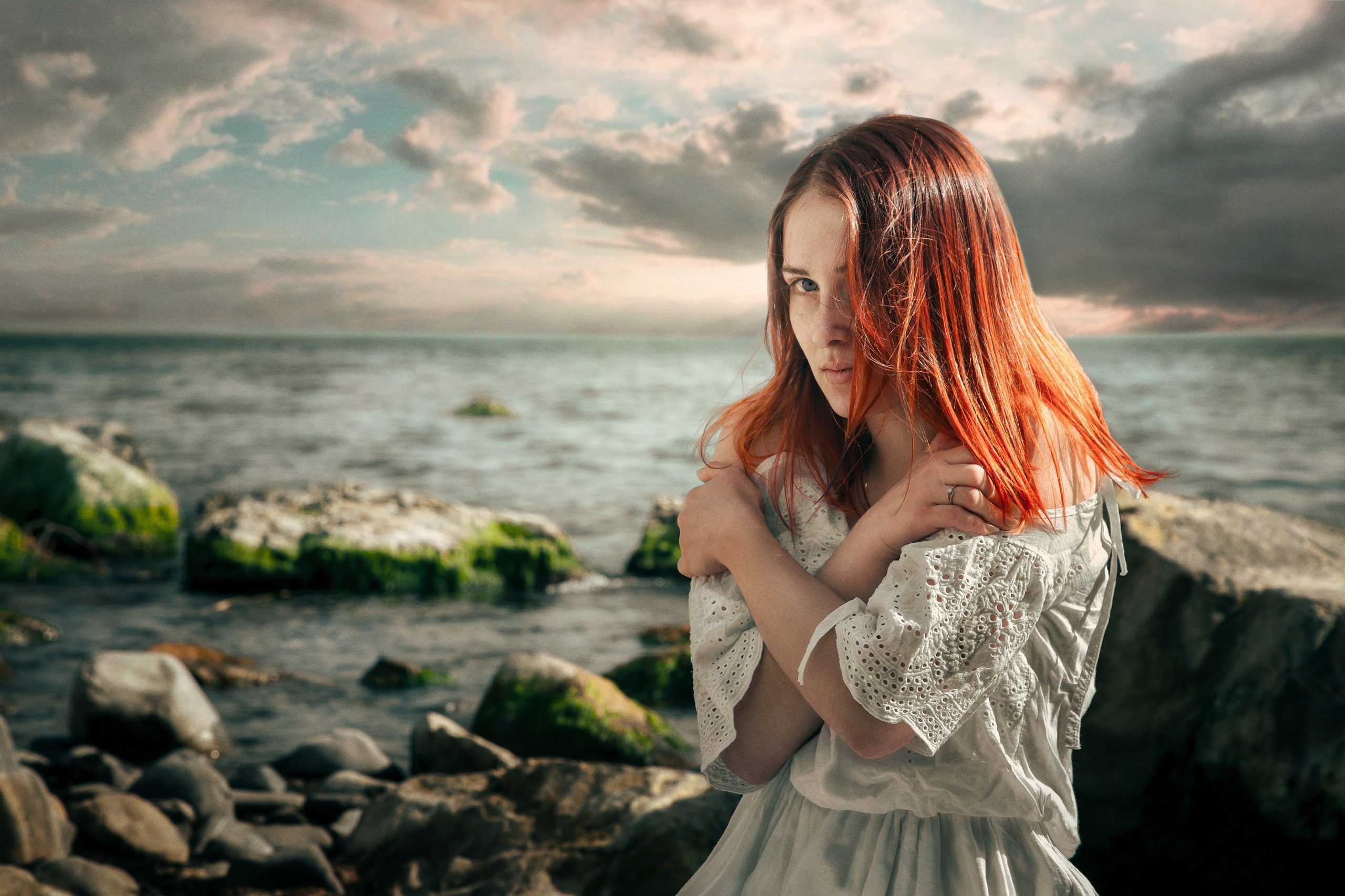Рыжая девушка на берегу моря