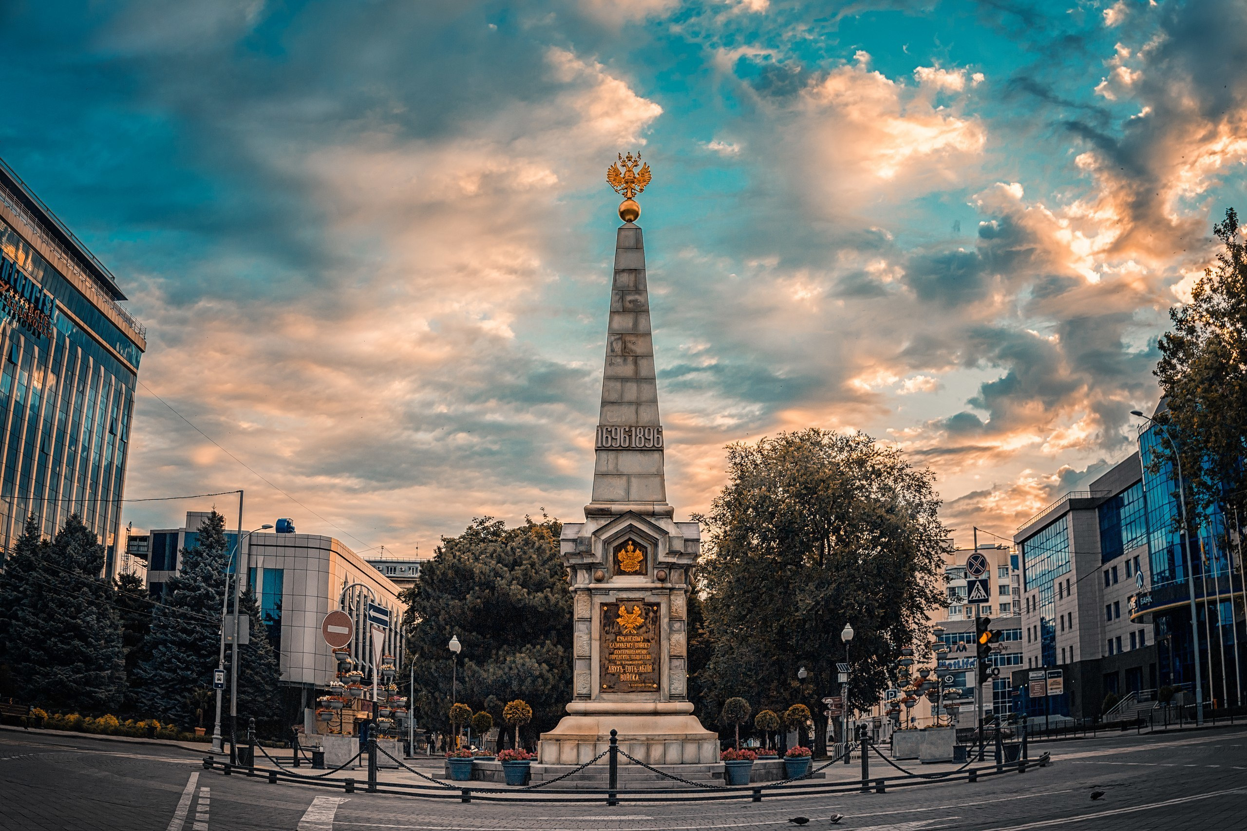 Обелиск 200 лет Кубанского казачества. Достопримечательности Краснодара. Россия. Андрей Васильев. Современная архитектура.