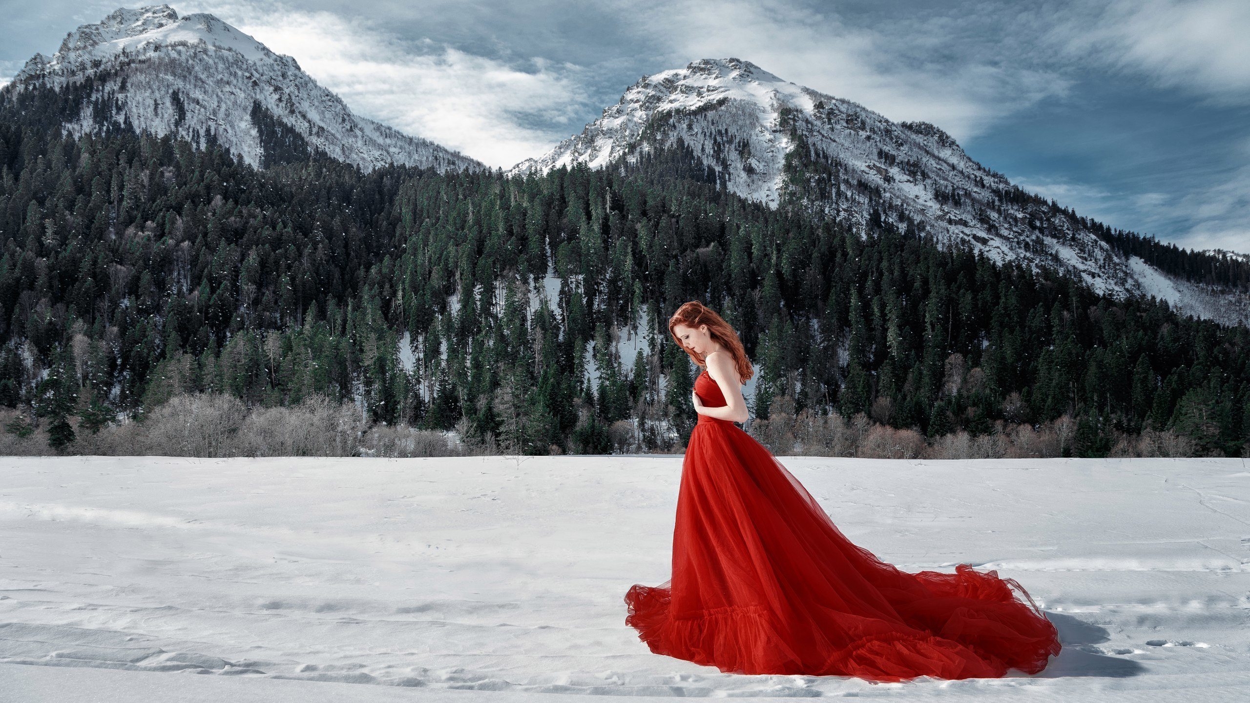 Девушка в платье в горах