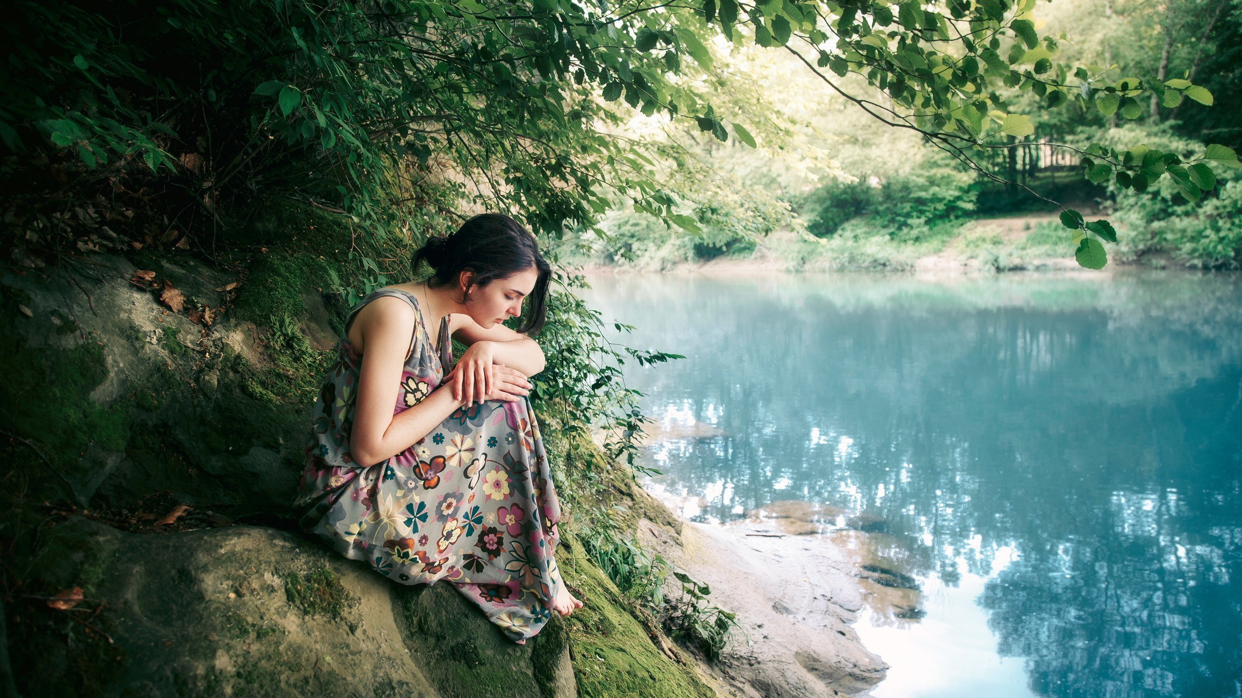 Девушка у воды