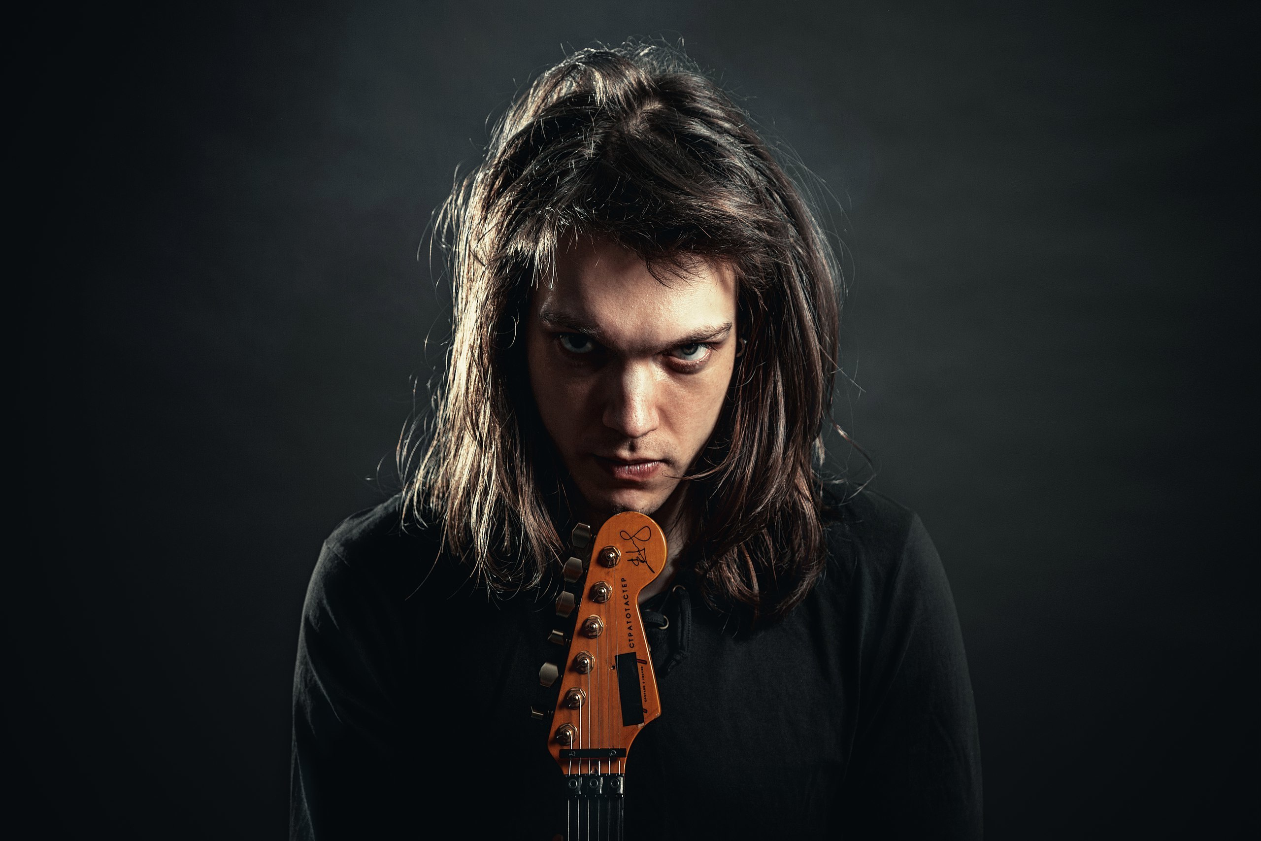 Студийный портрет гитариста Сергея Табачникова