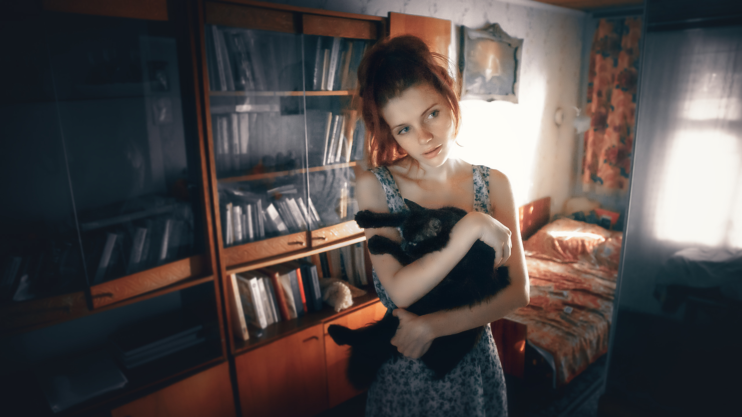 Ретро девушка с кошкой