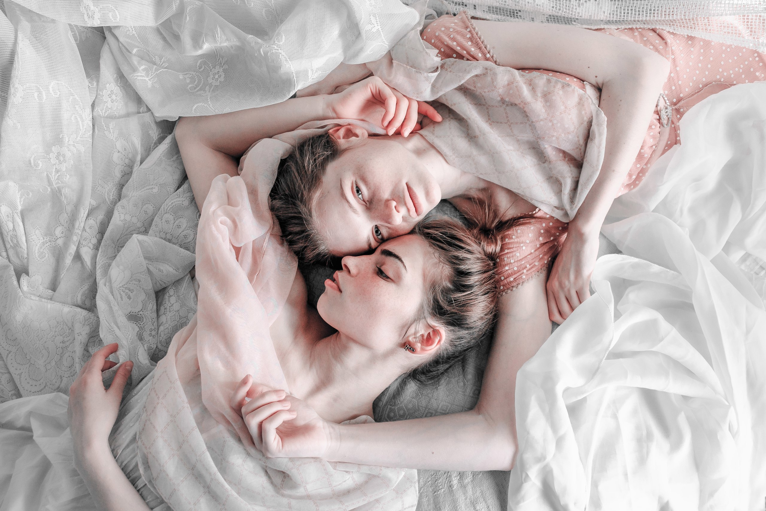 Две девушки в постеле