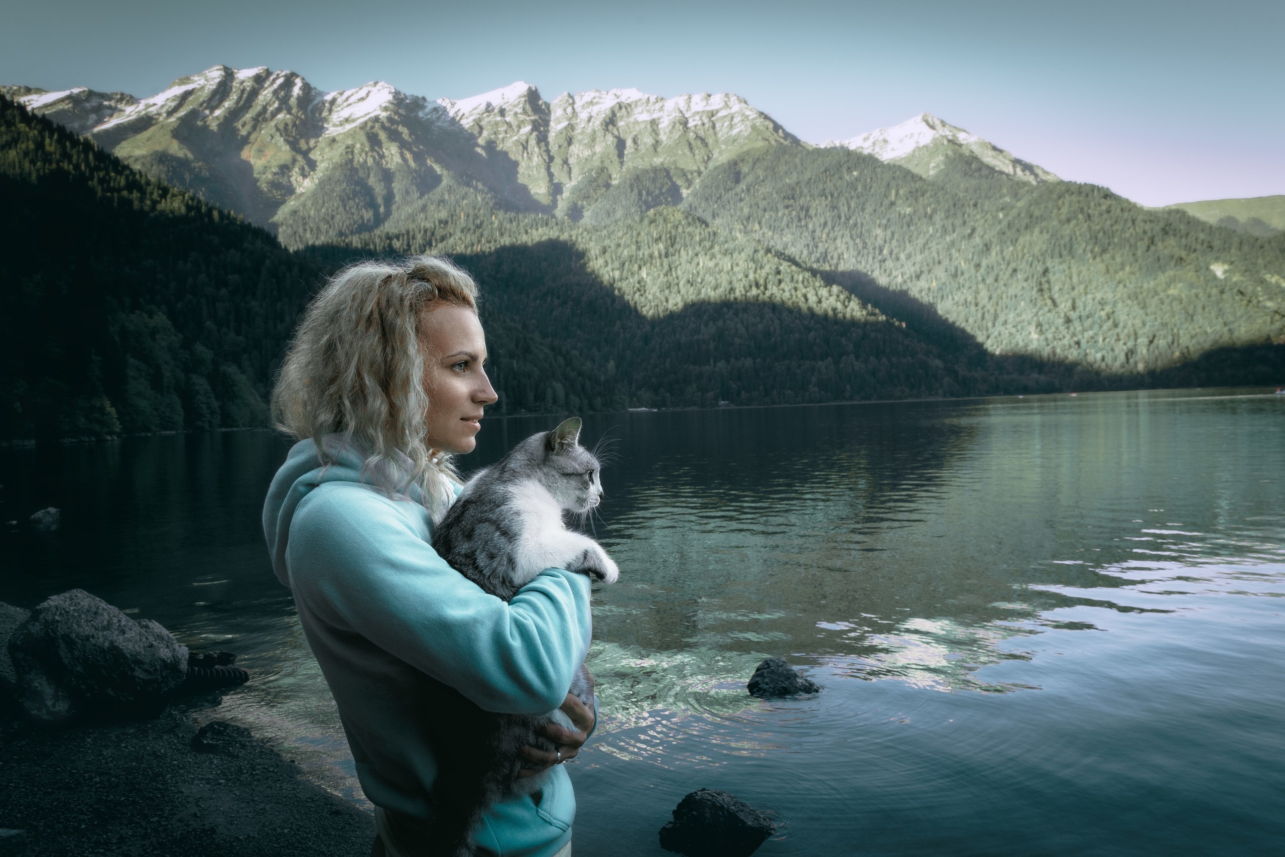 Девушка с кошкой в горах