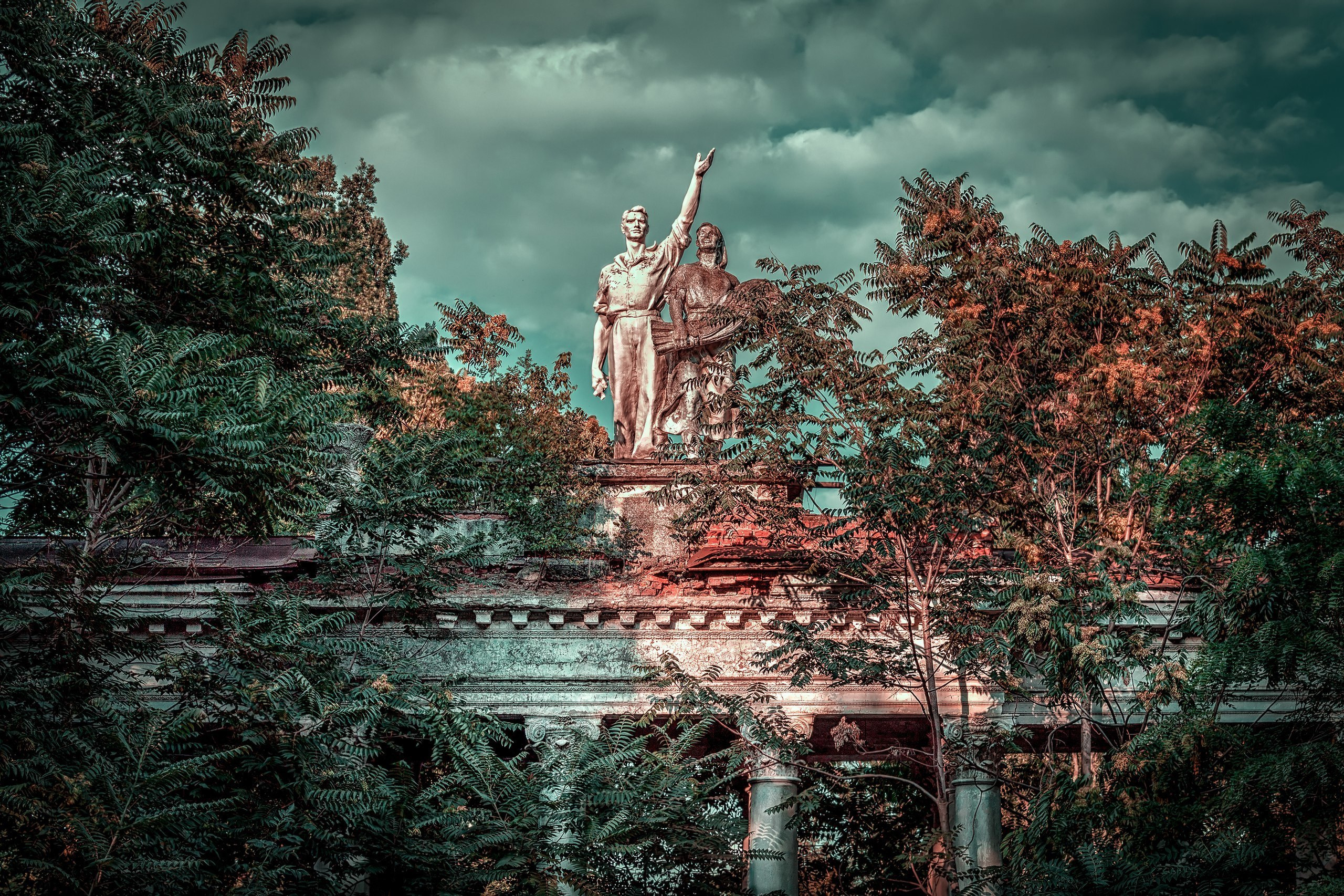 Рабочий и крестьянка. Чистяковская роща. Достопримечательности Краснодара. Россия. Андрей Васильев. Советские памятники.