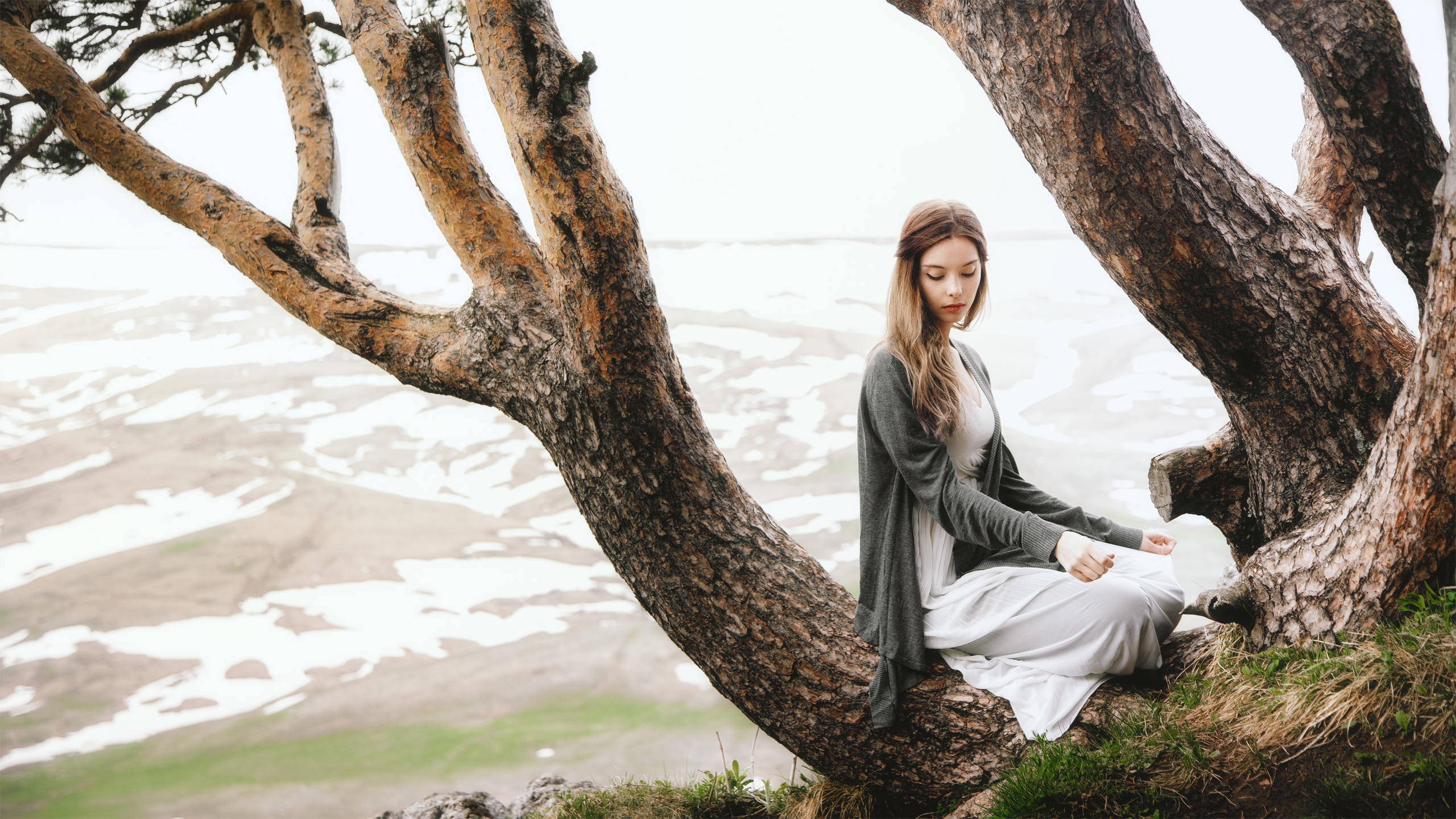 Медитирующая девушка