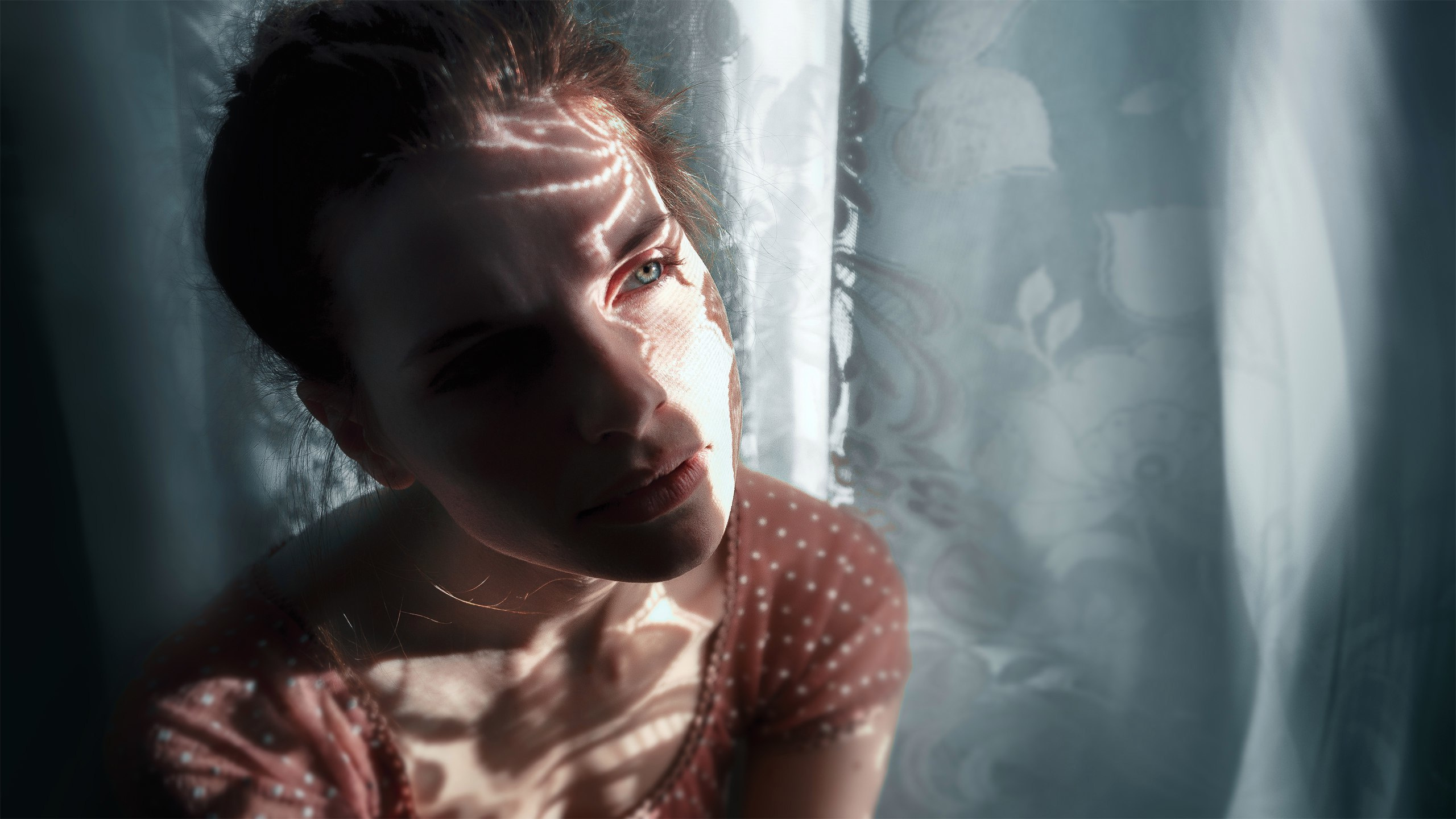 Девушка с тенью на лице