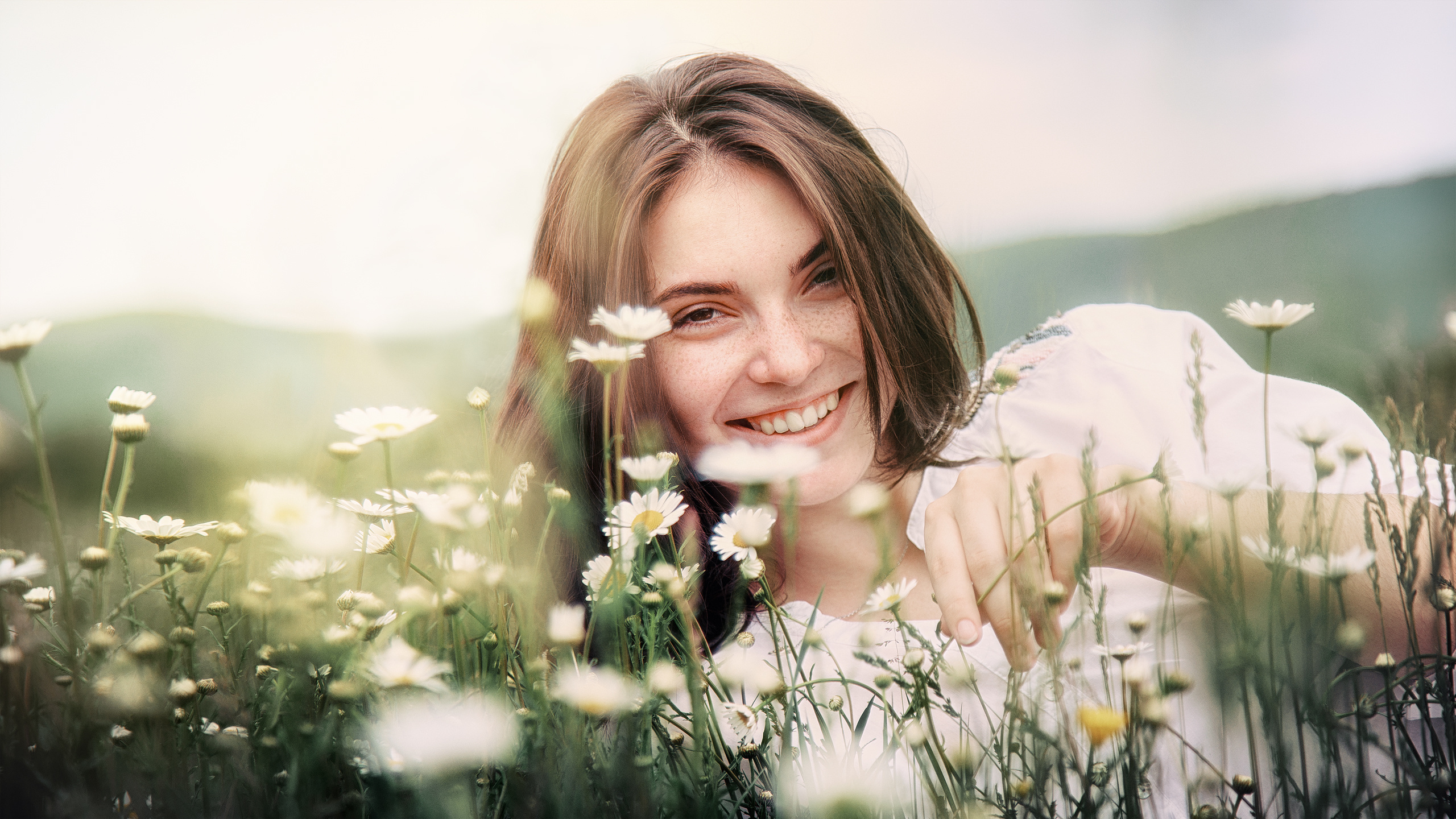 Девушка на поле с цветами