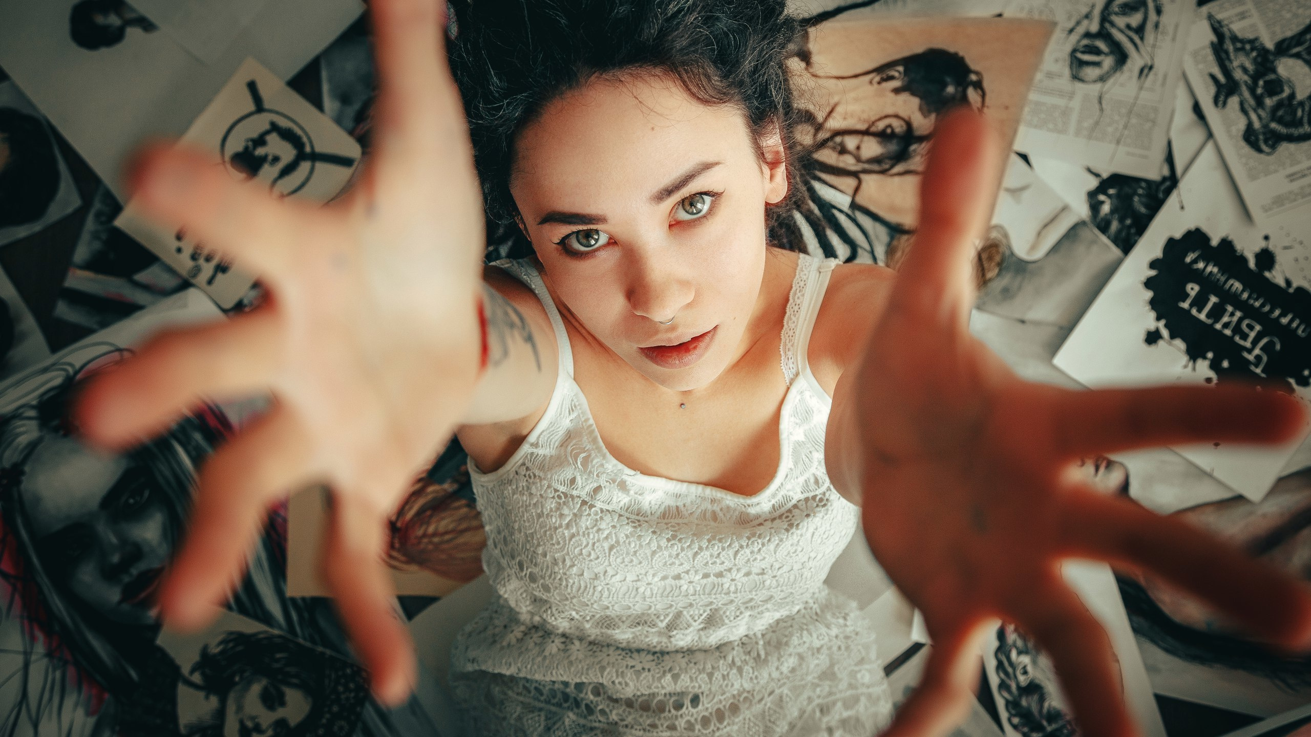 Девушка с протянутыми руками