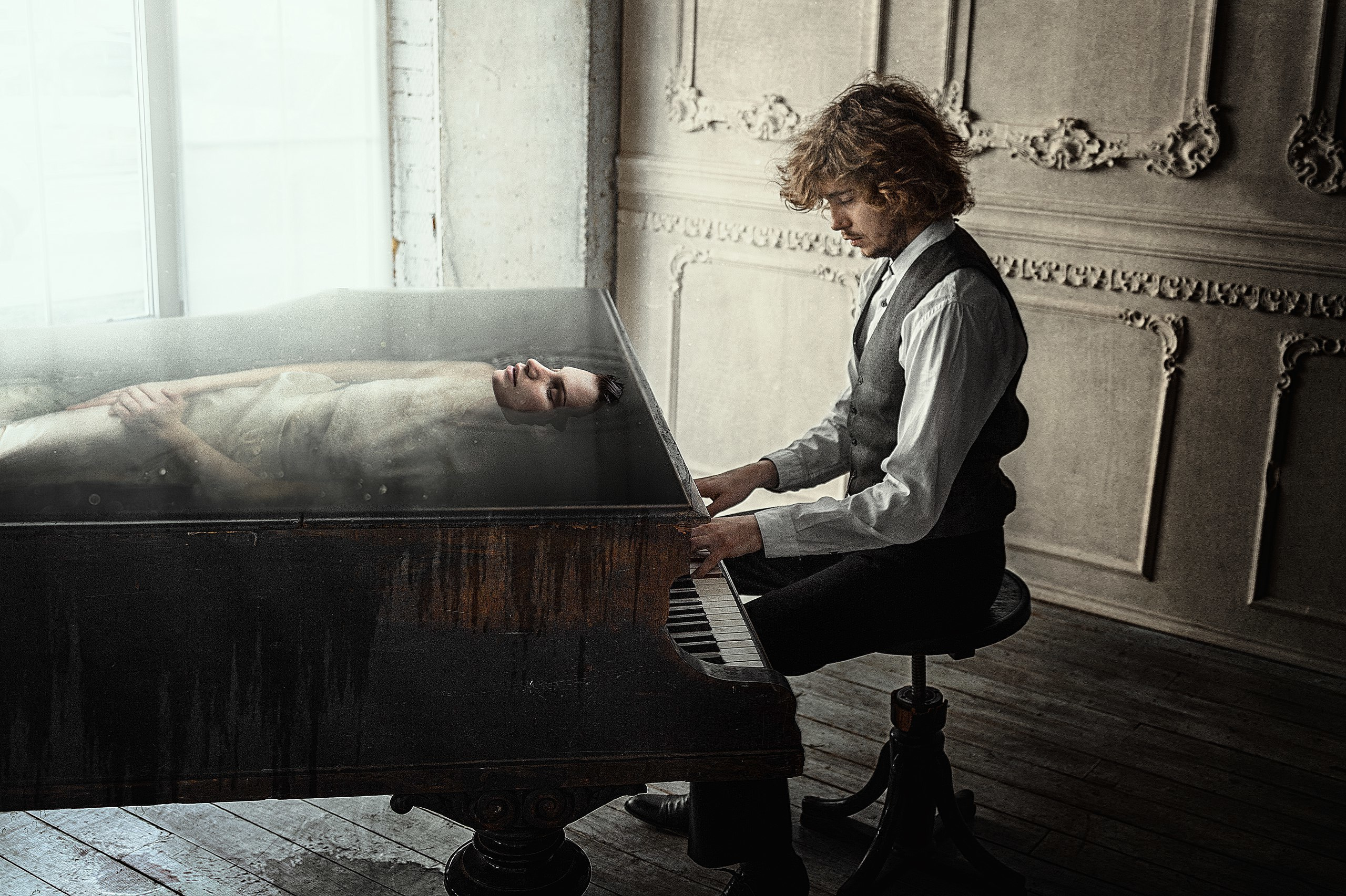 Художественная фотография девушки в рояле