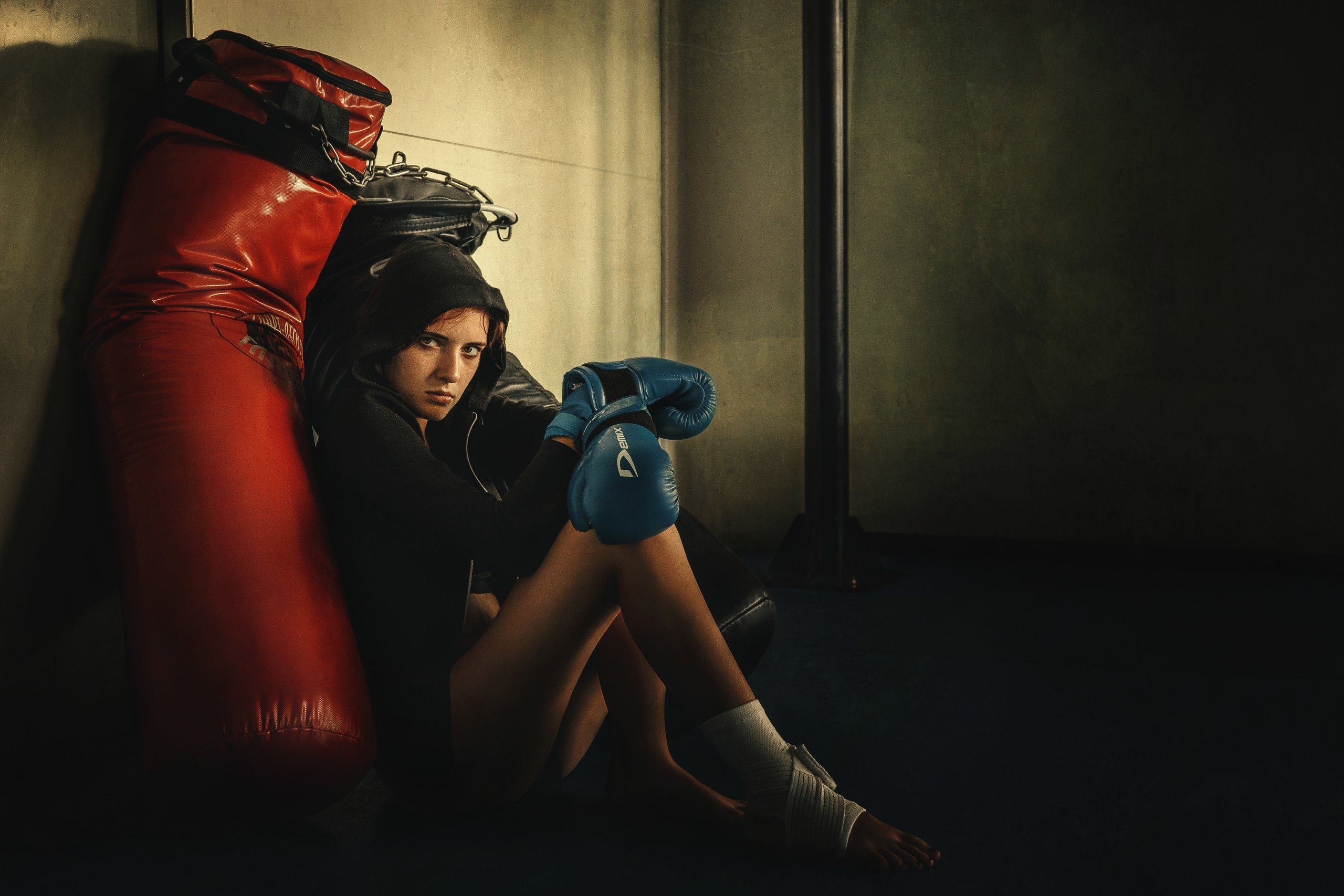 Девушка с боксерской грушей