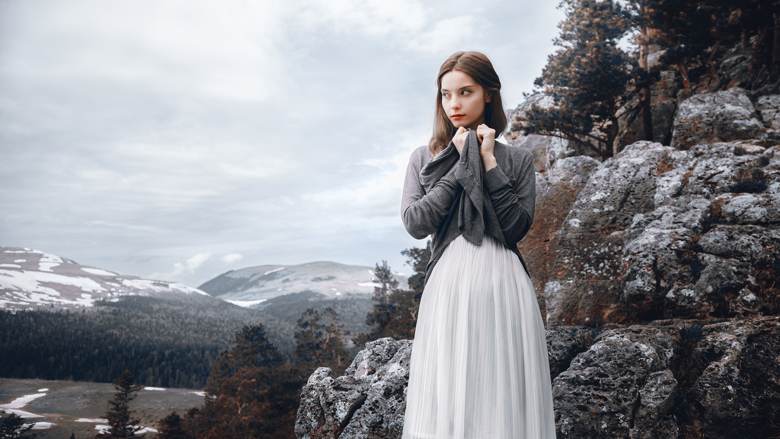 Портрет девушки в горах