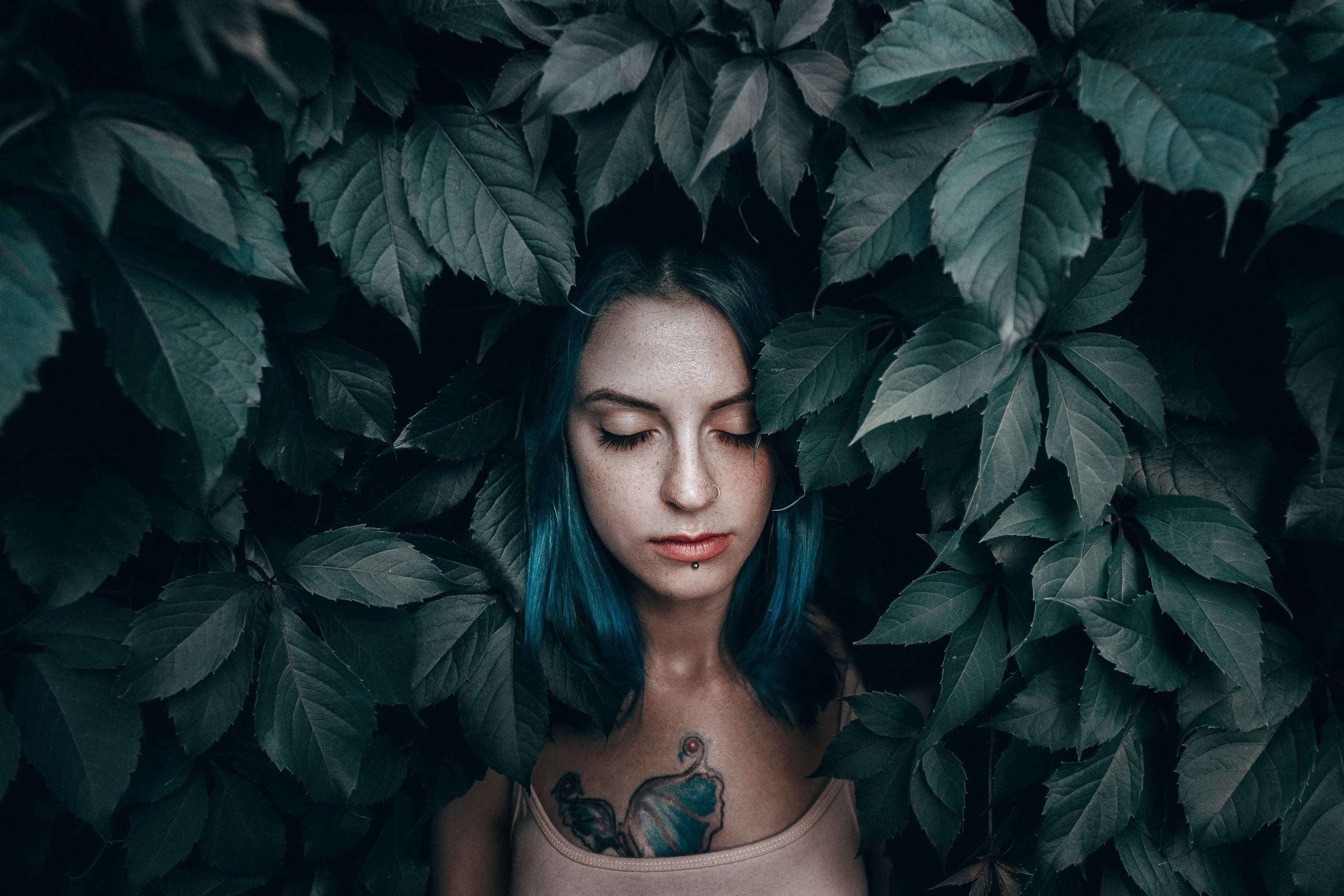 Девушка в листьях