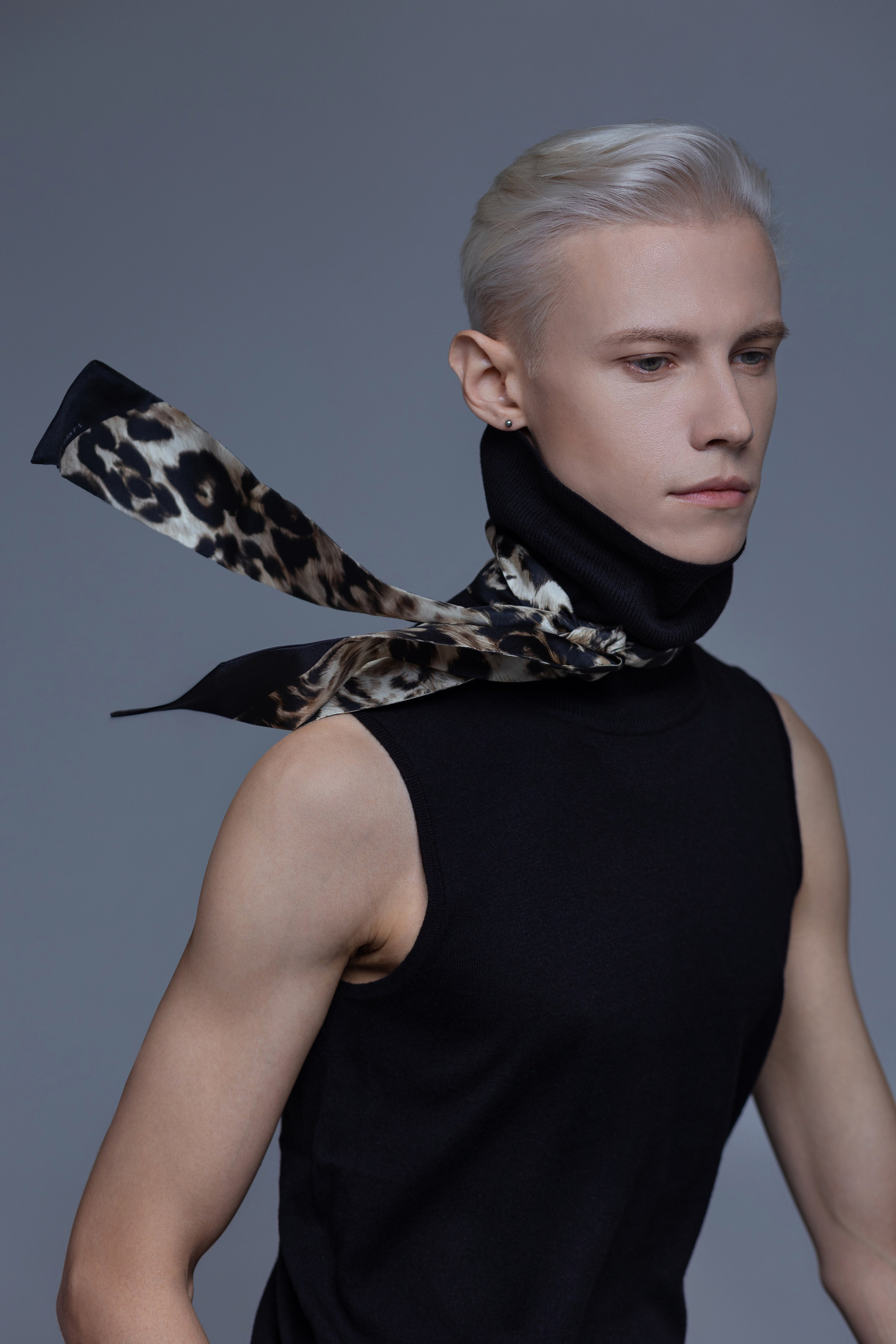 Парень в стильной одежде позирует фэшн фотографии