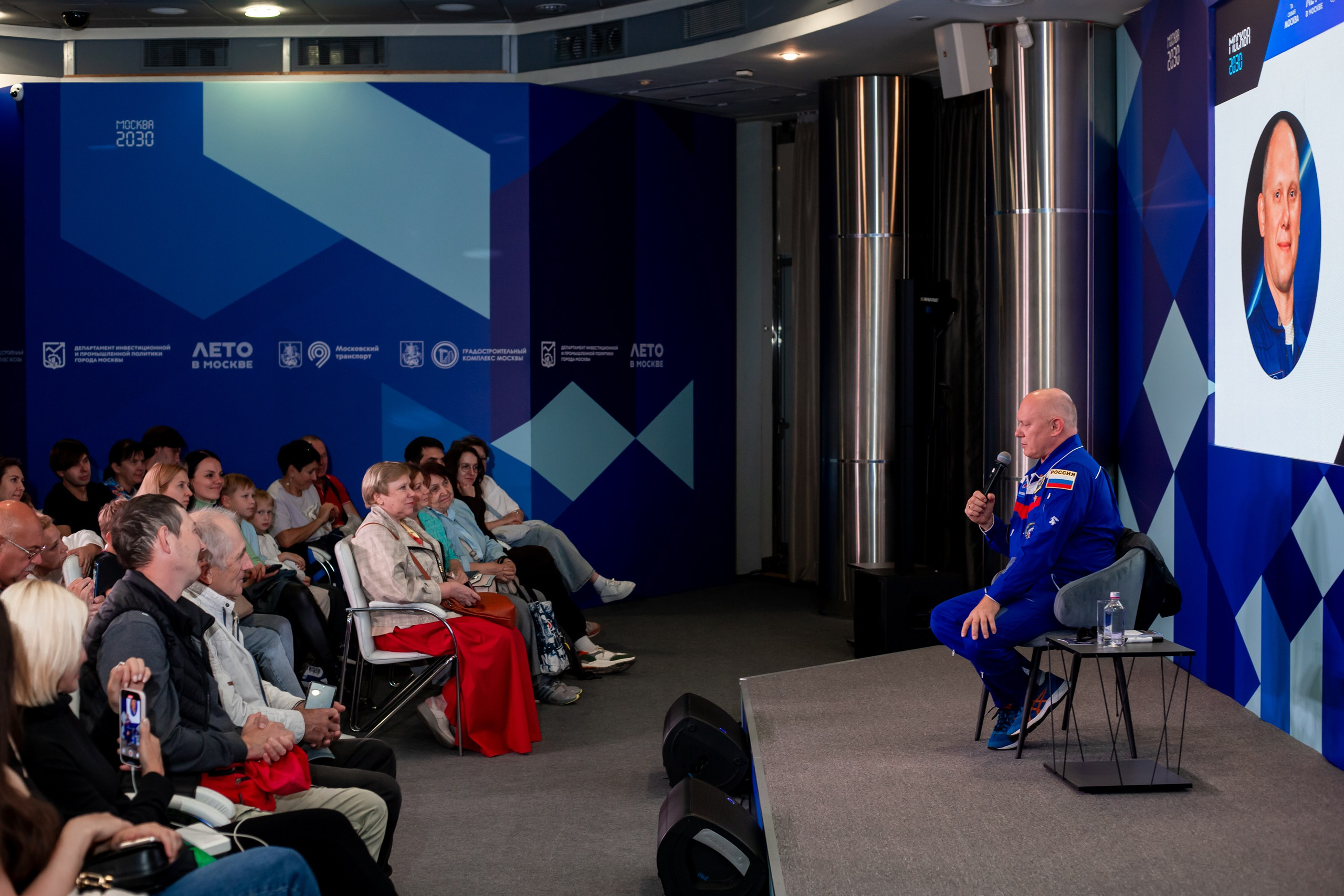 Москва 2030. Репортажный и fashion фотограф в Москве Сергей Бардин