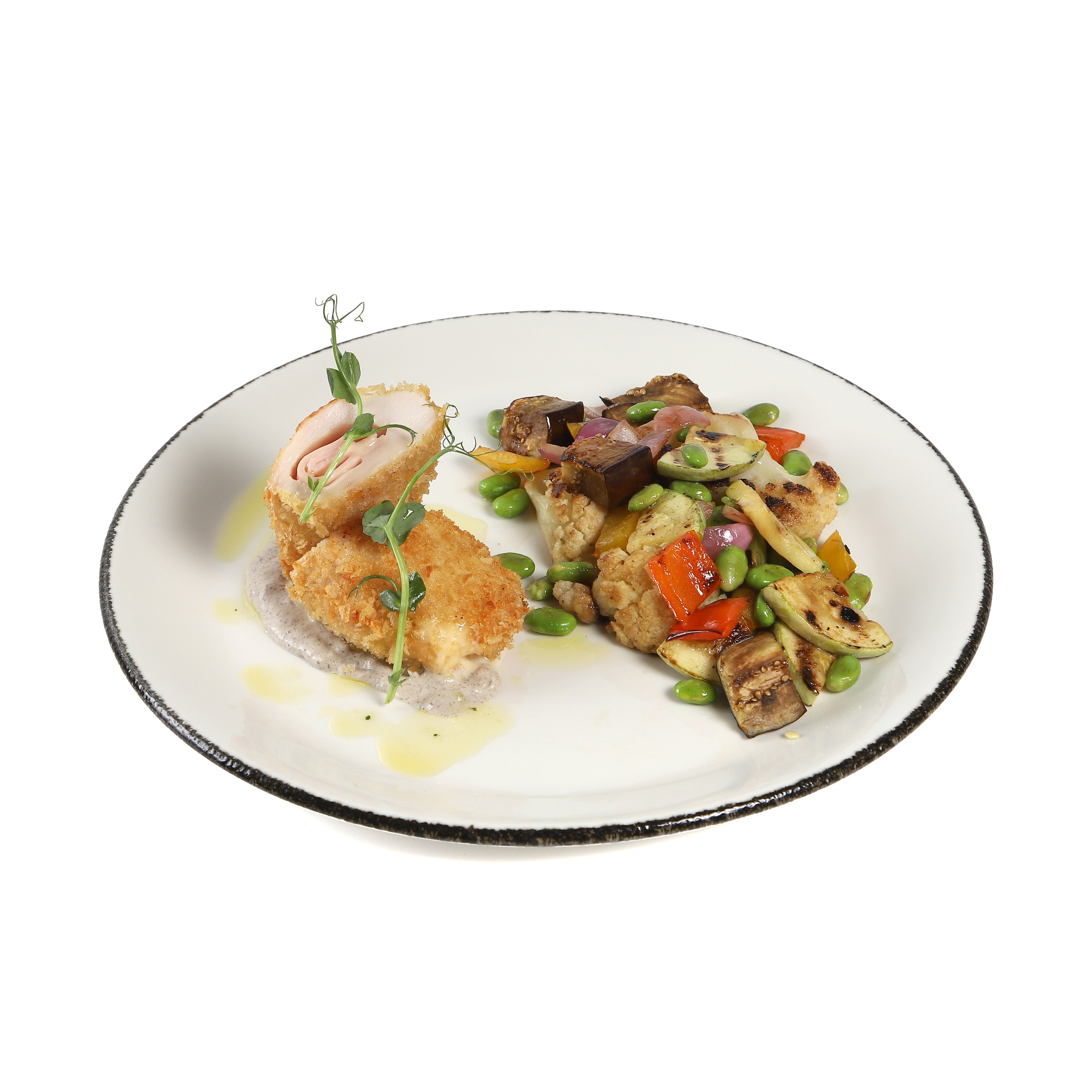 Фуд-фотография мясных котлет с овощами и соусом.