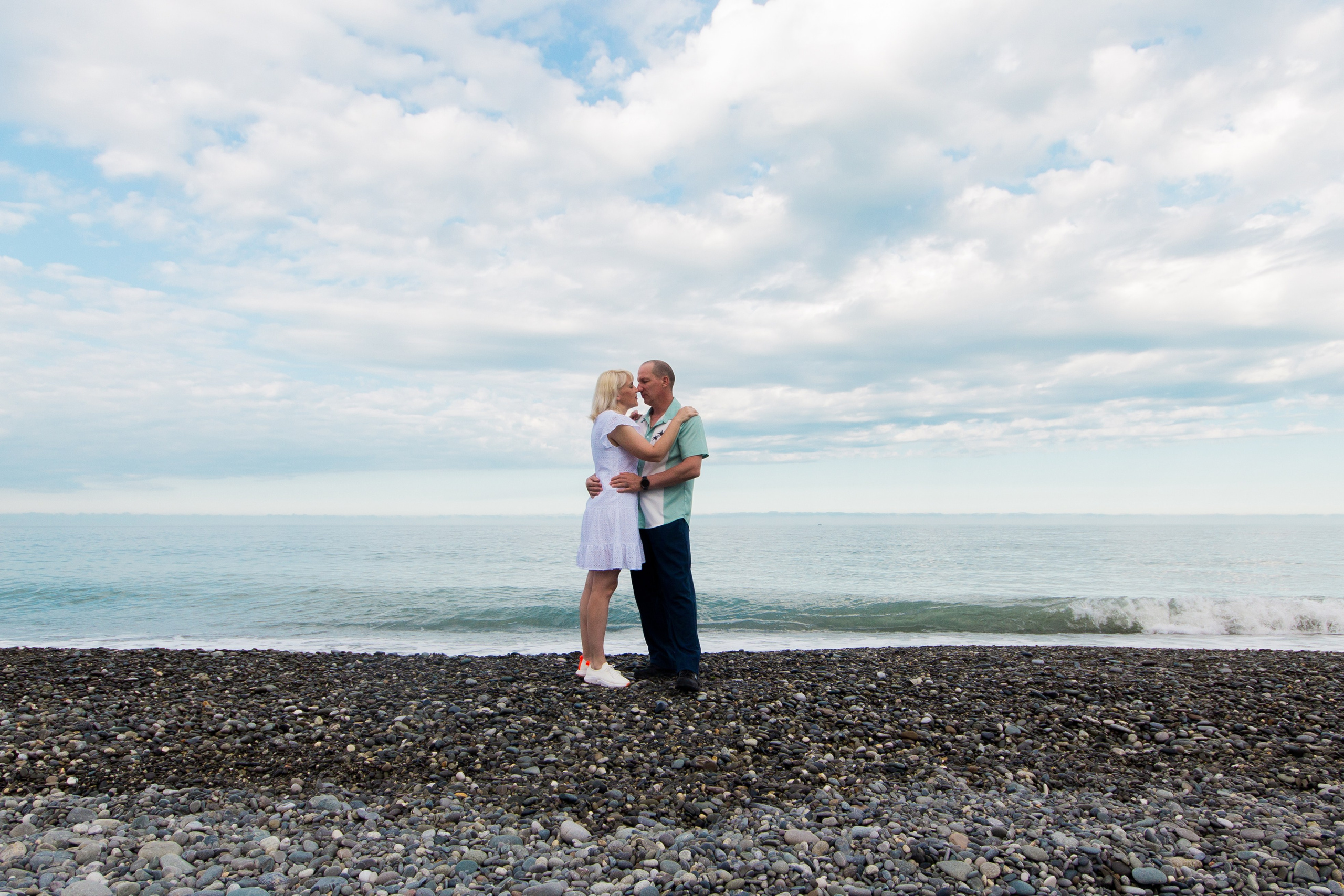 Утренняя съемка пары на море и набережной в Адлере. Фотограф в Сочи Тиунова Маргарита и Тиунов Евгений