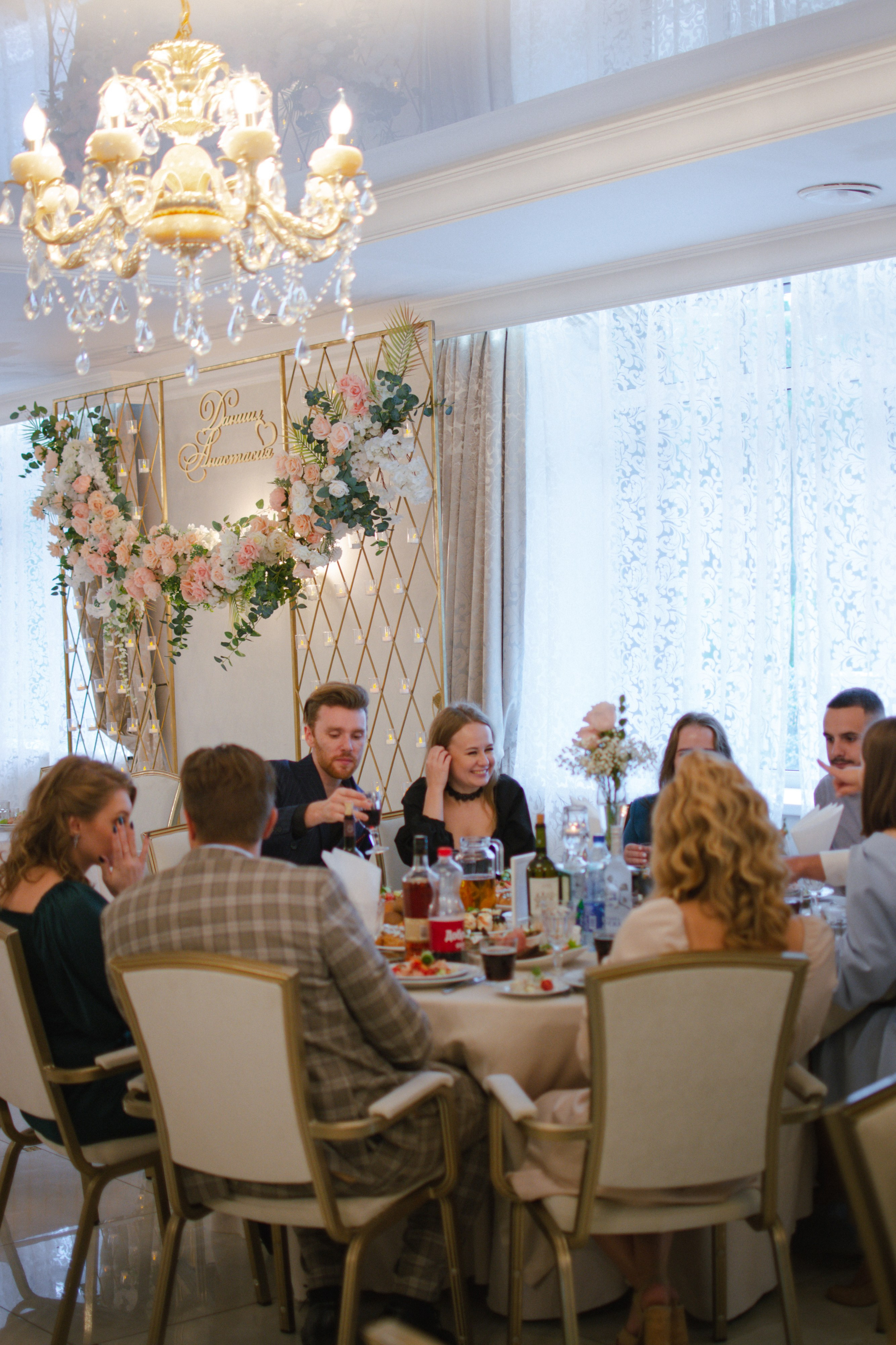 Гости в банкетном зале гостиницы "Лесная"