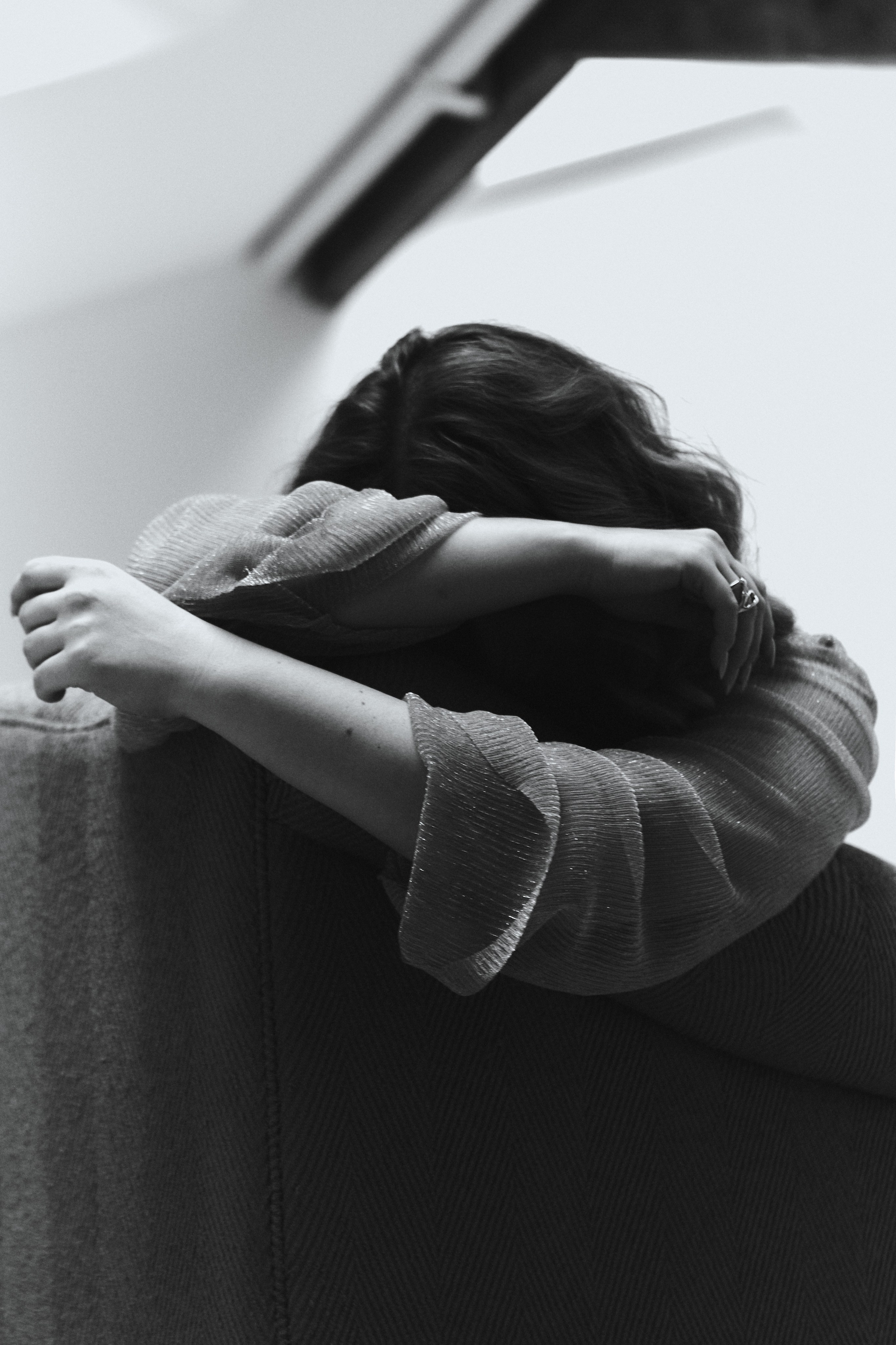 нежная женская портретная фотосессия в студии, портретный фотограф в Москве, фотосессия на диване