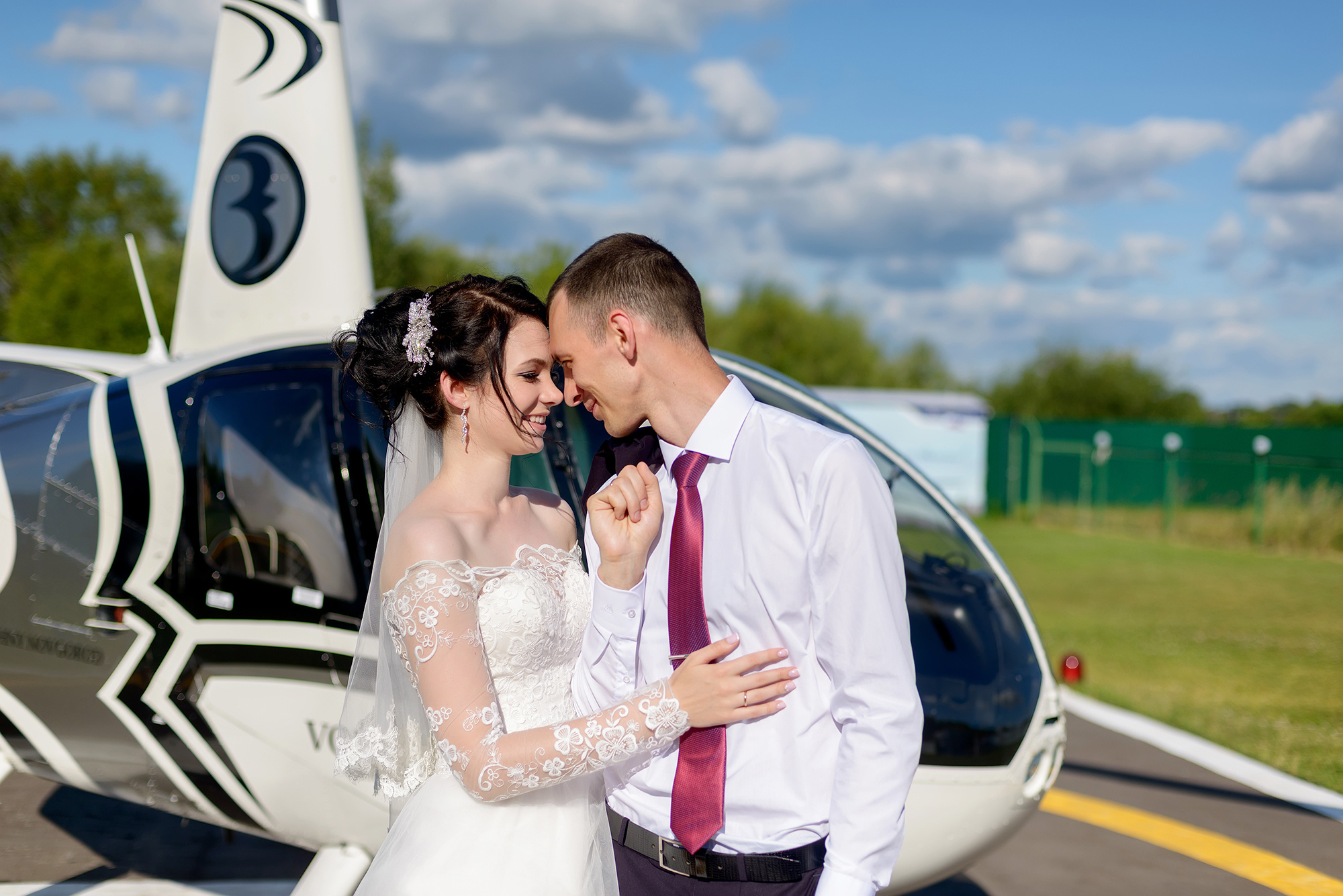 Свадебная фотосессия около вертолета в Нижнем Новгороде