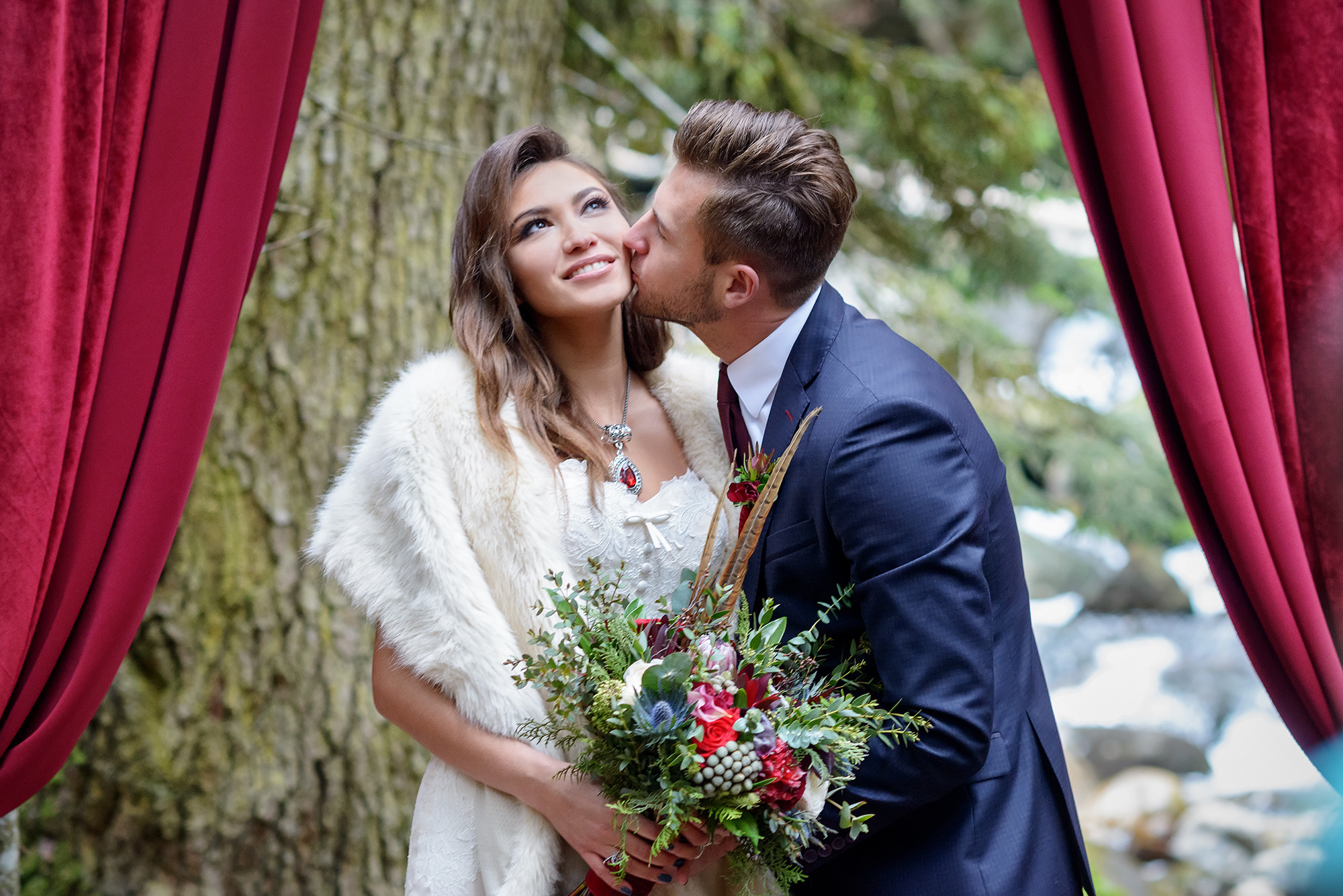 Свадебная церемония в лесу