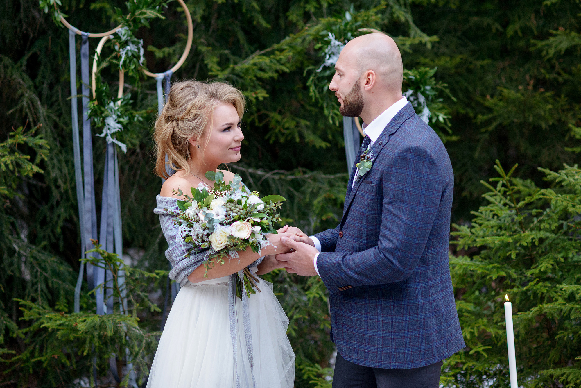 Выездная регистрация в лесу зимой