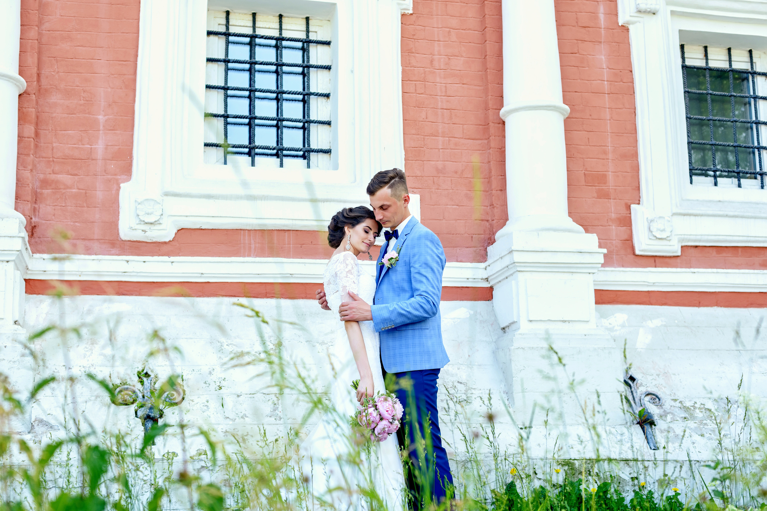 Свадебная фотосъемка около церкви в Нижнем Новгороде