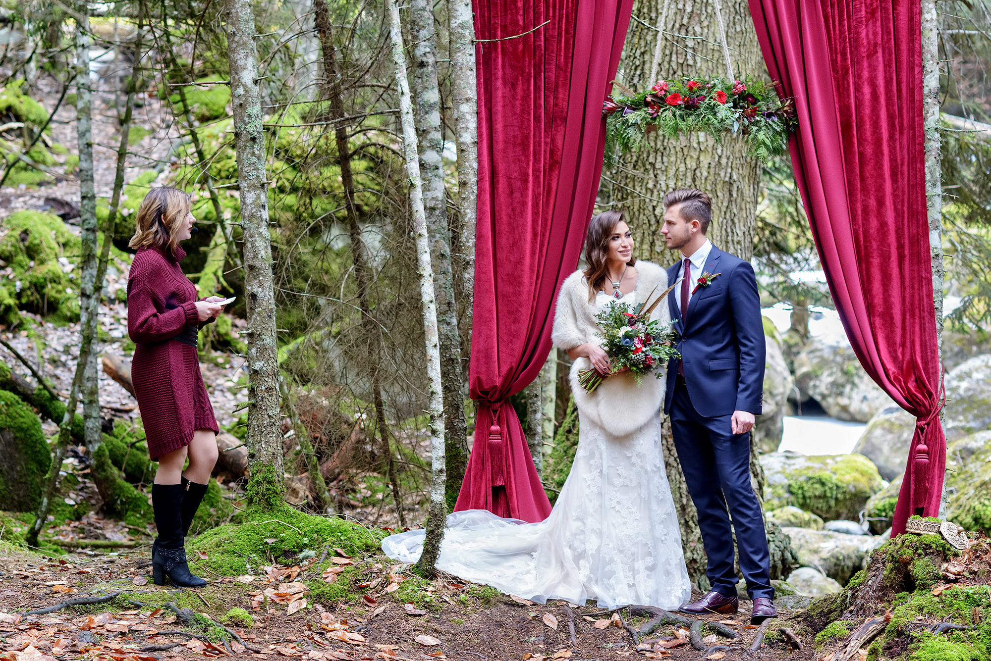 Свадебная церемония в лесу