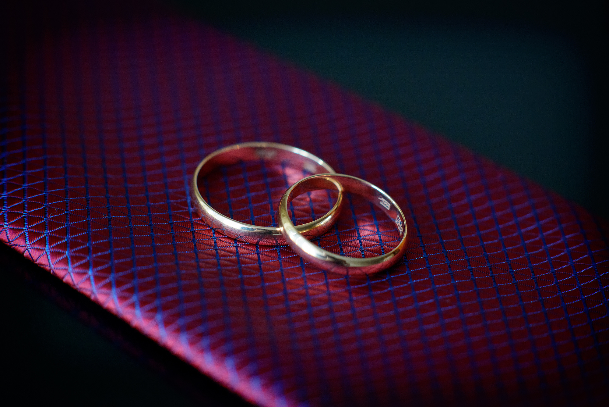 Свадебные кольца на галстуке