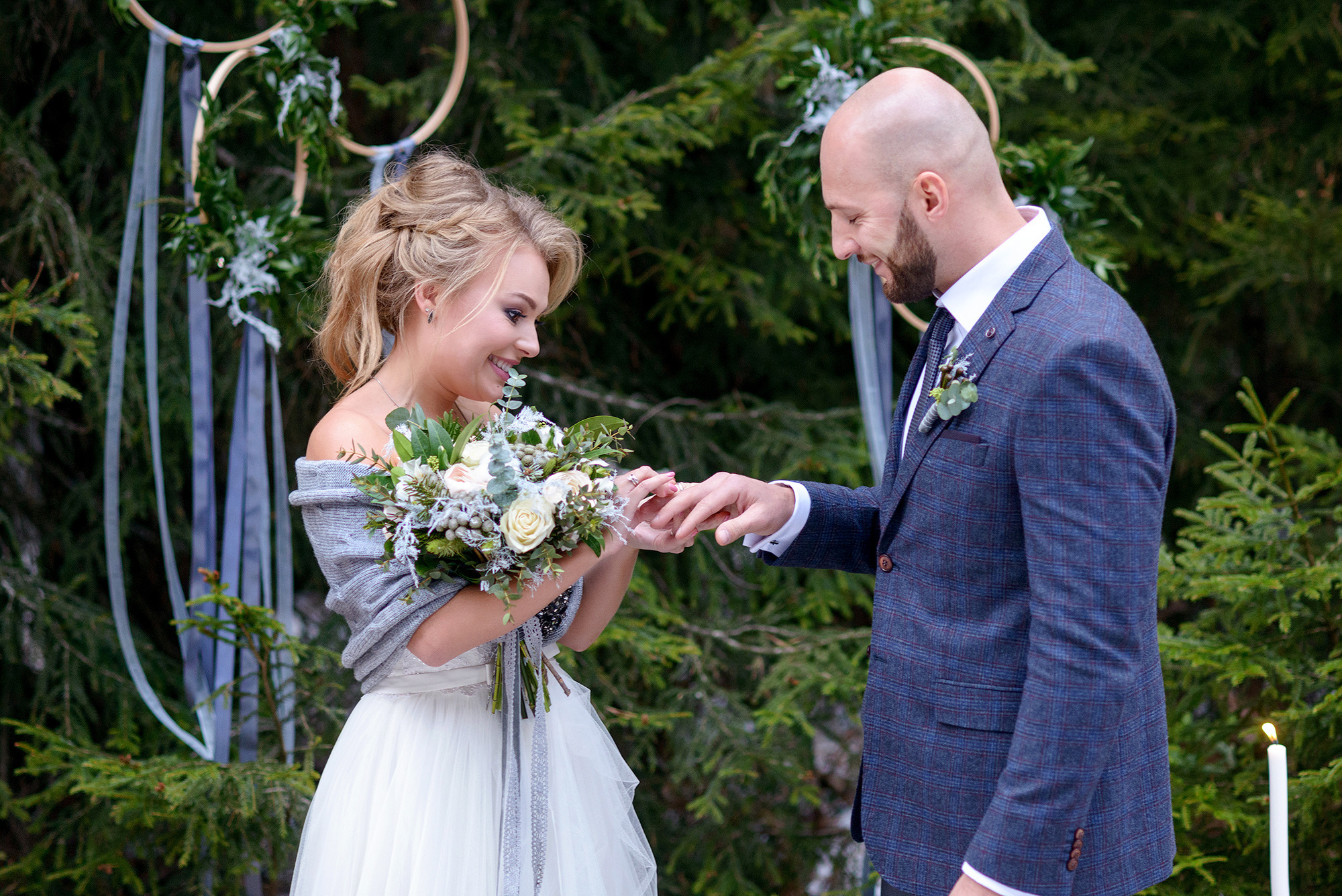 Выездная регистрация в лесу зимой