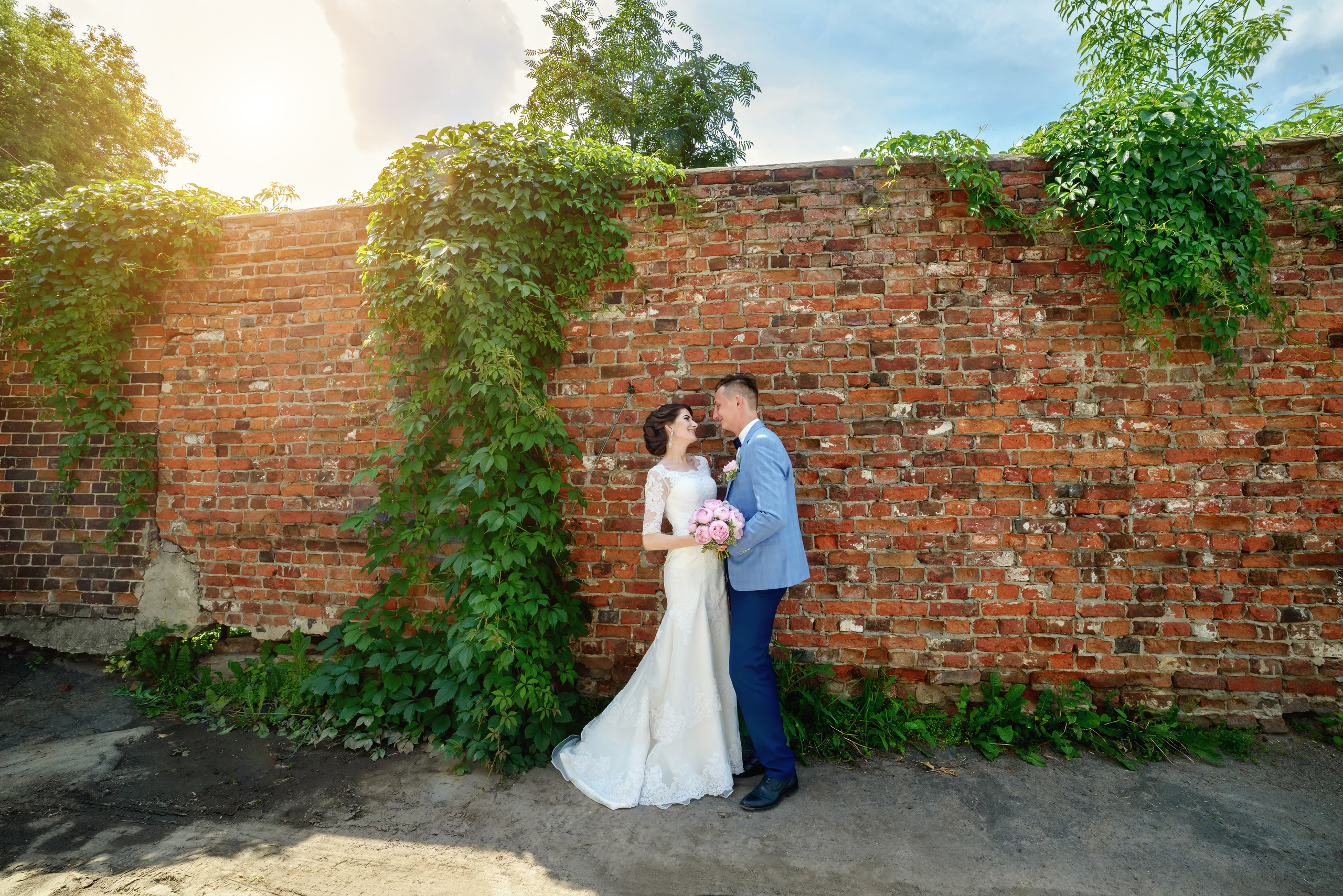Свадебная фотосъемка на фоне кирпичной стены в Нижнем Новгороде