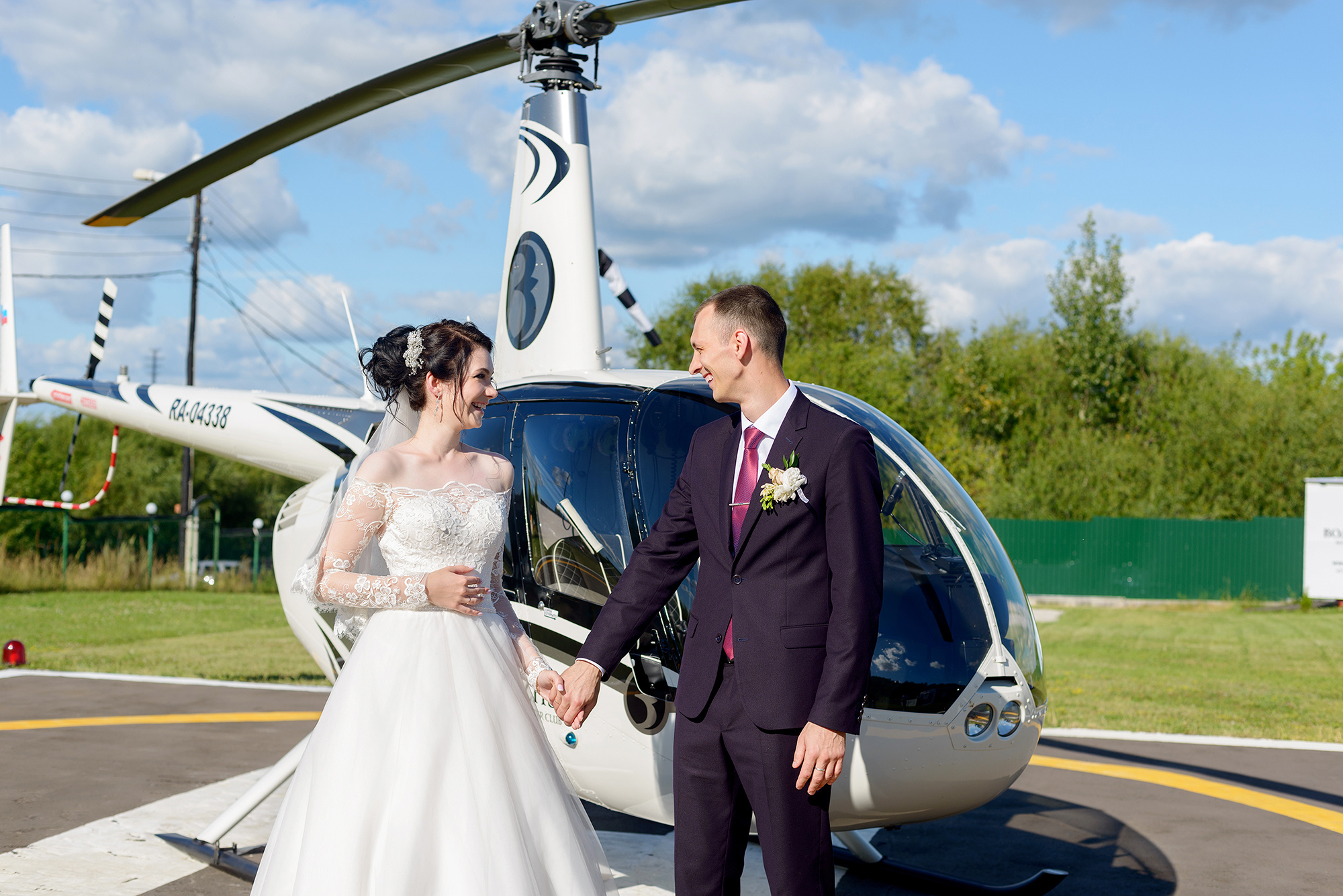 Свадебная фотосессия около вертолета в Нижнем Новгороде