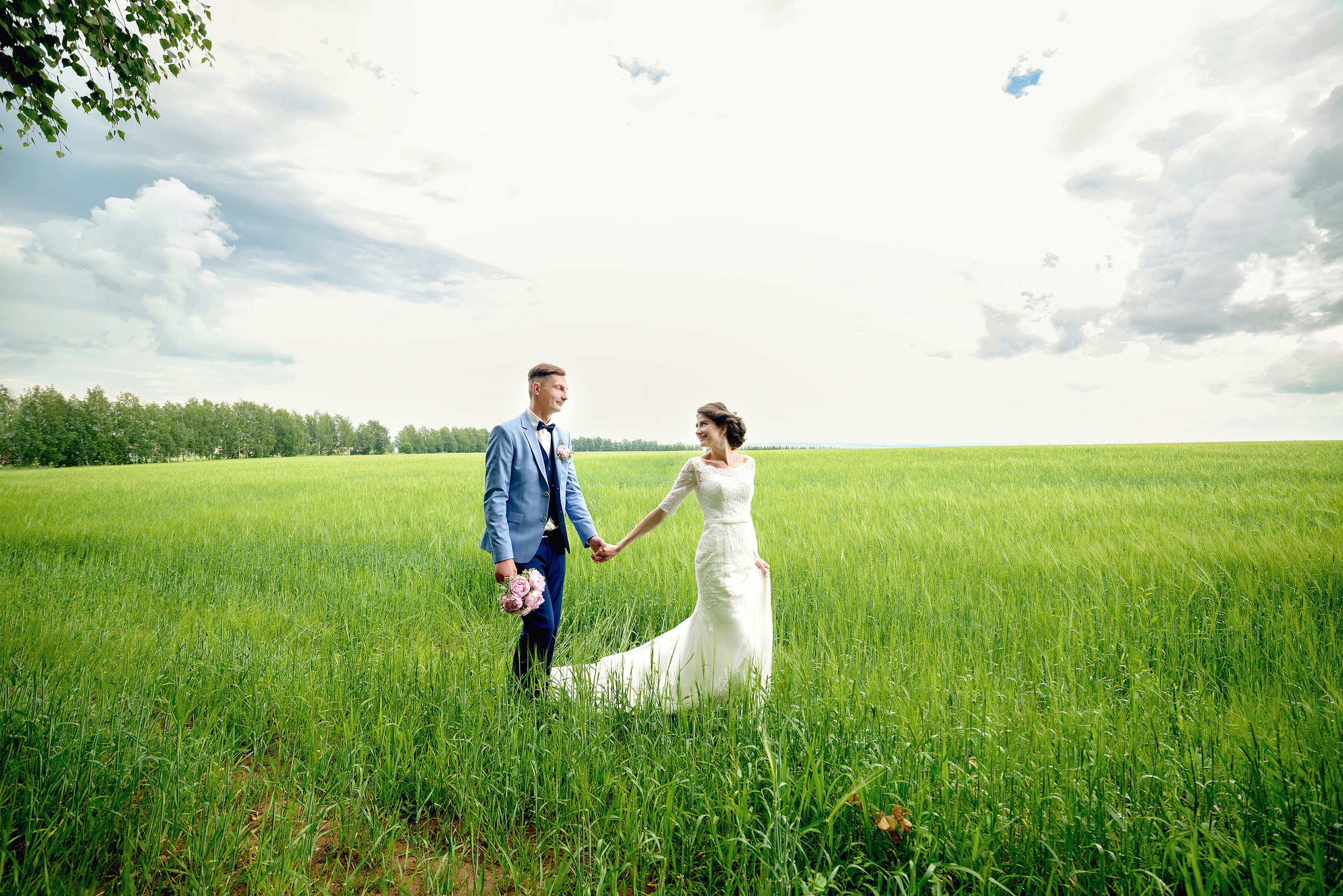 Свадебная фотосъемка в поле в Нижнем Новгороде