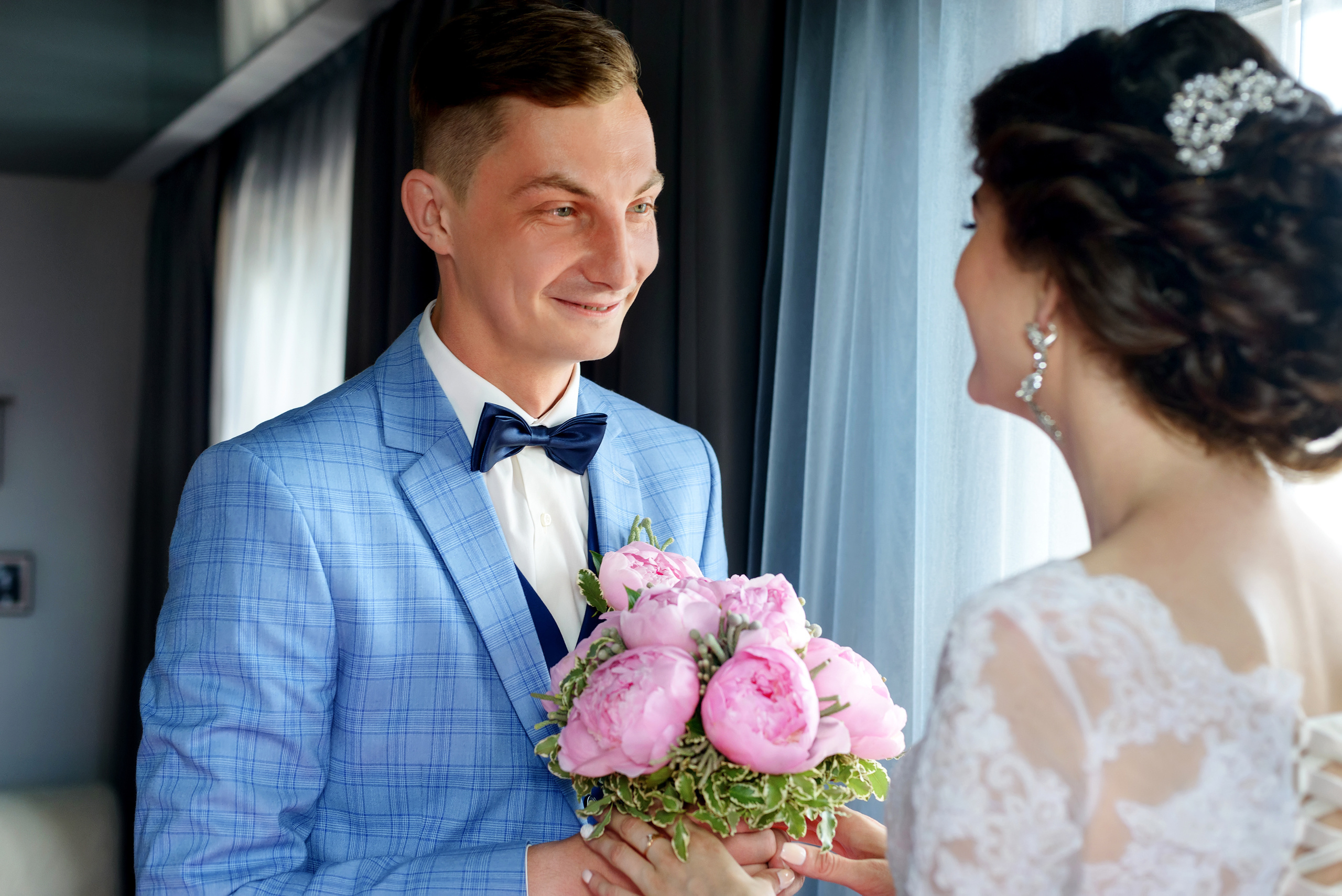 Встреча жениха и невесты в отеле