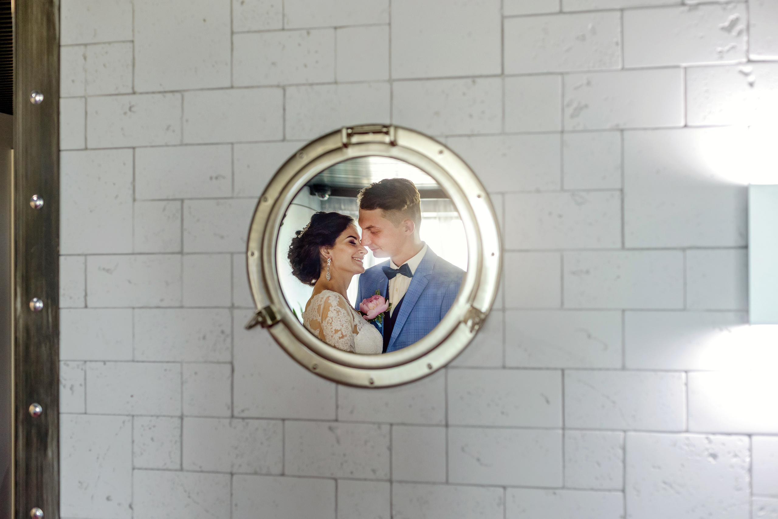 Жених и невеста в отражении зеркала