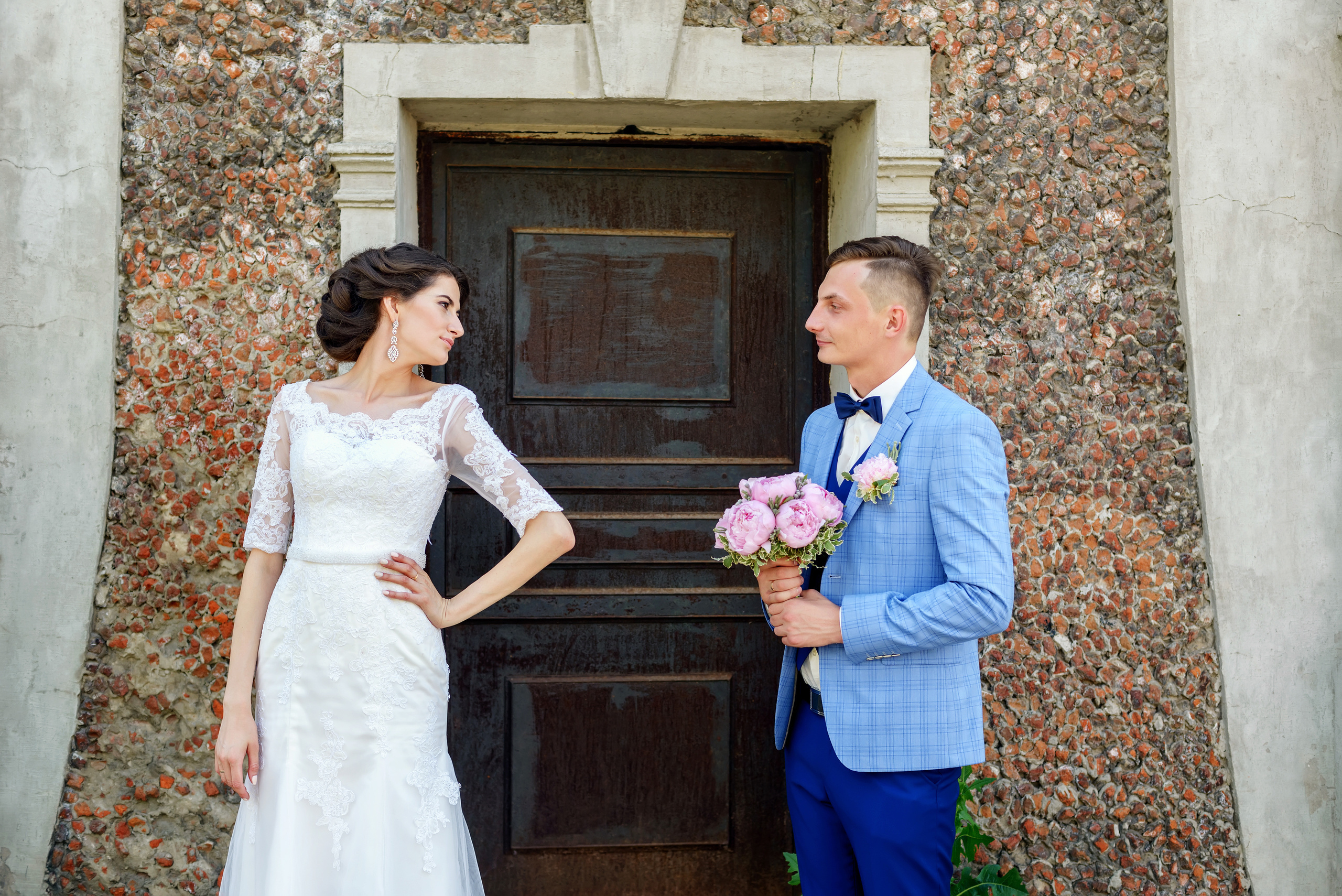 Свадебная фотосъемка на фоне кирпичной стены в Нижнем Новгороде