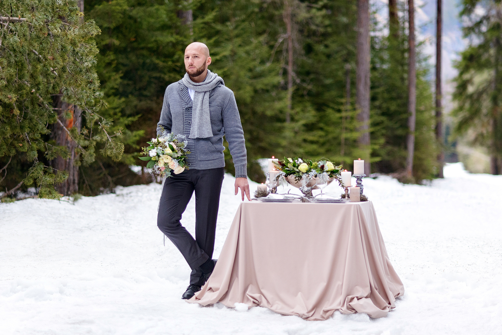 Портрет жениха в лесу зимой