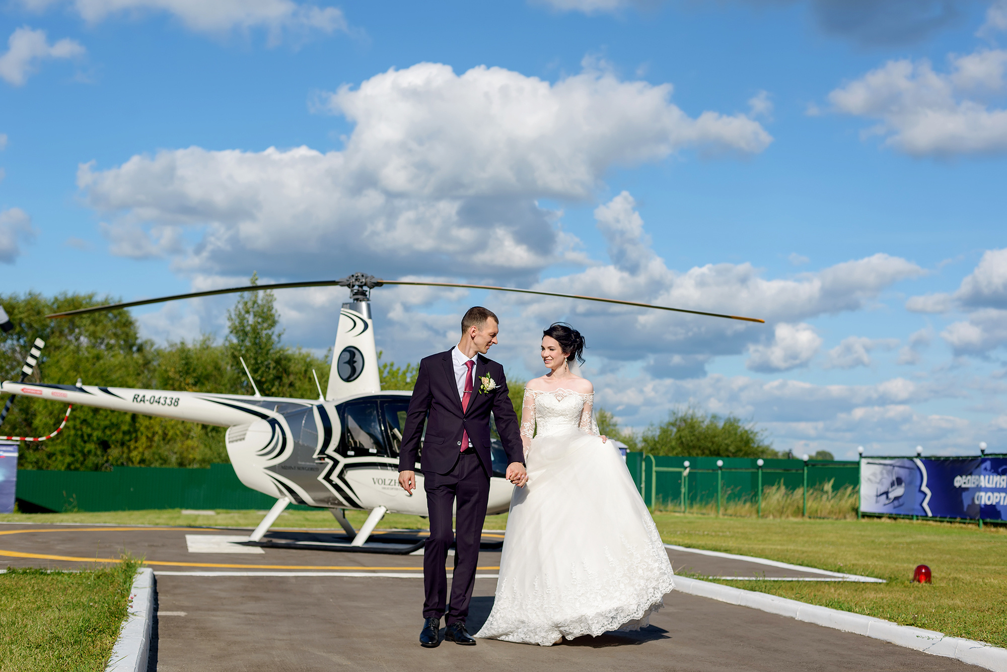Свадебная фотосессия около вертолета в Нижнем Новгороде