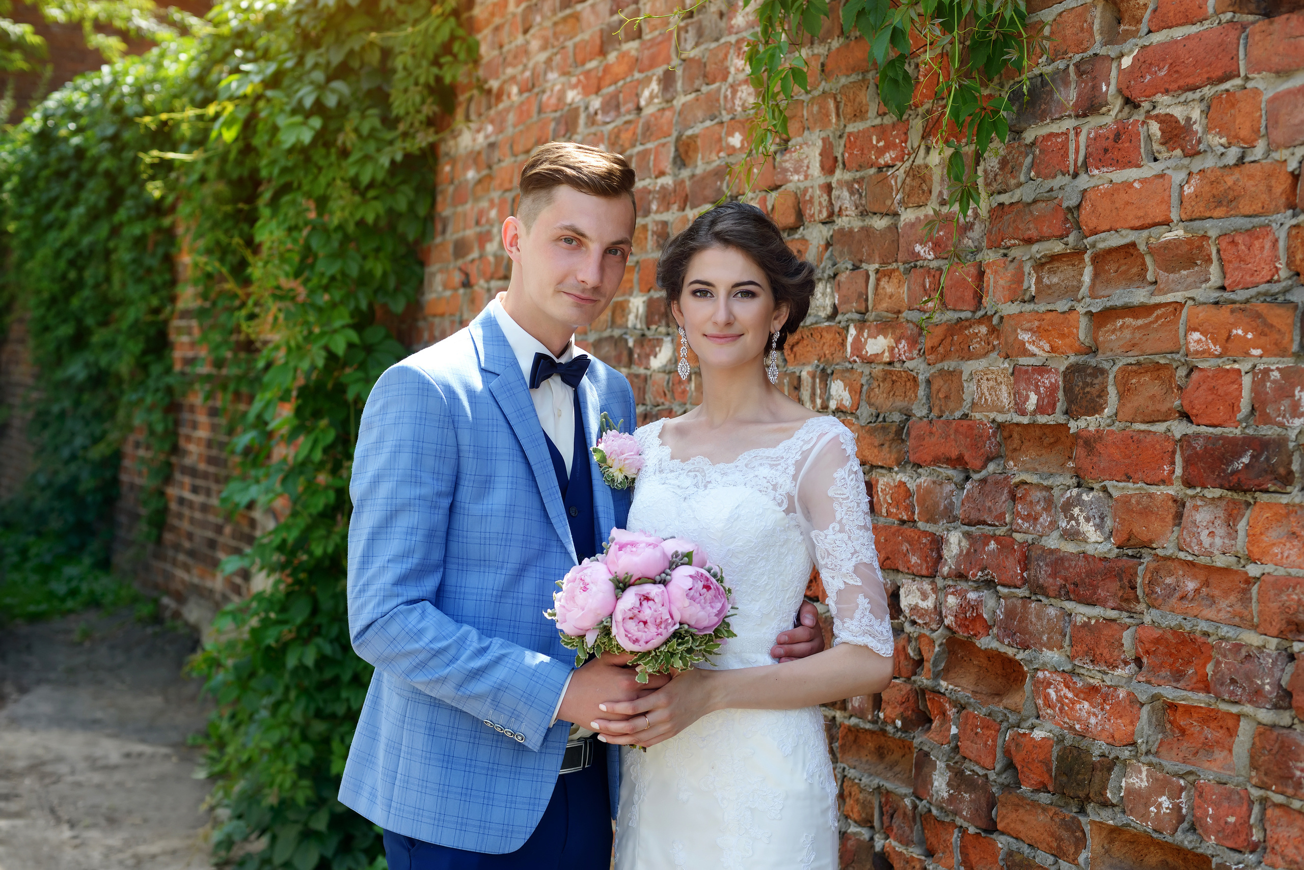 Свадебная фотосъемка на фоне кирпичной стены в Нижнем Новгороде