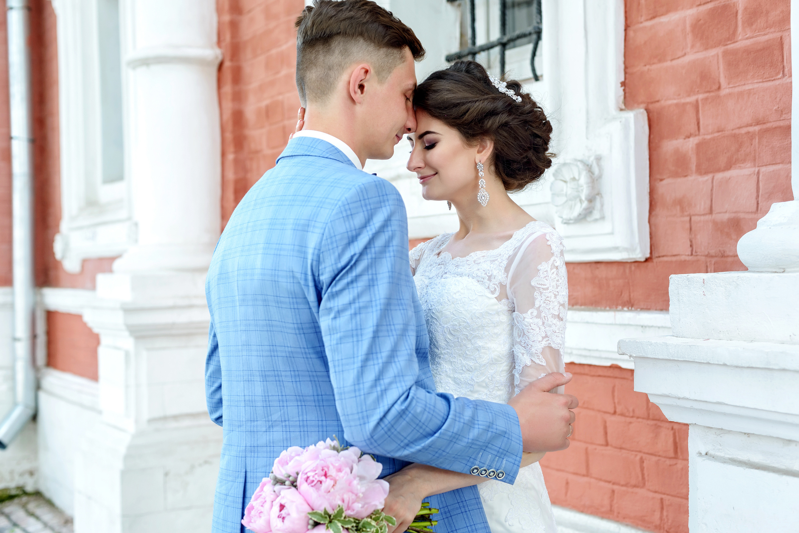 Свадебная фотосъемка около церкви в Нижнем Новгороде