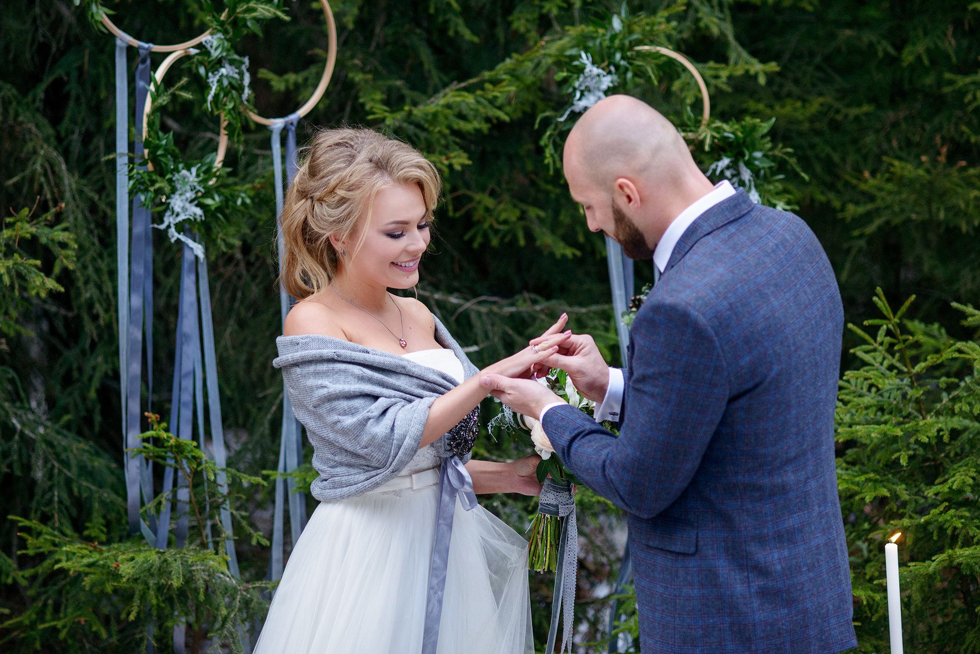 Выездная регистрация в лесу зимой