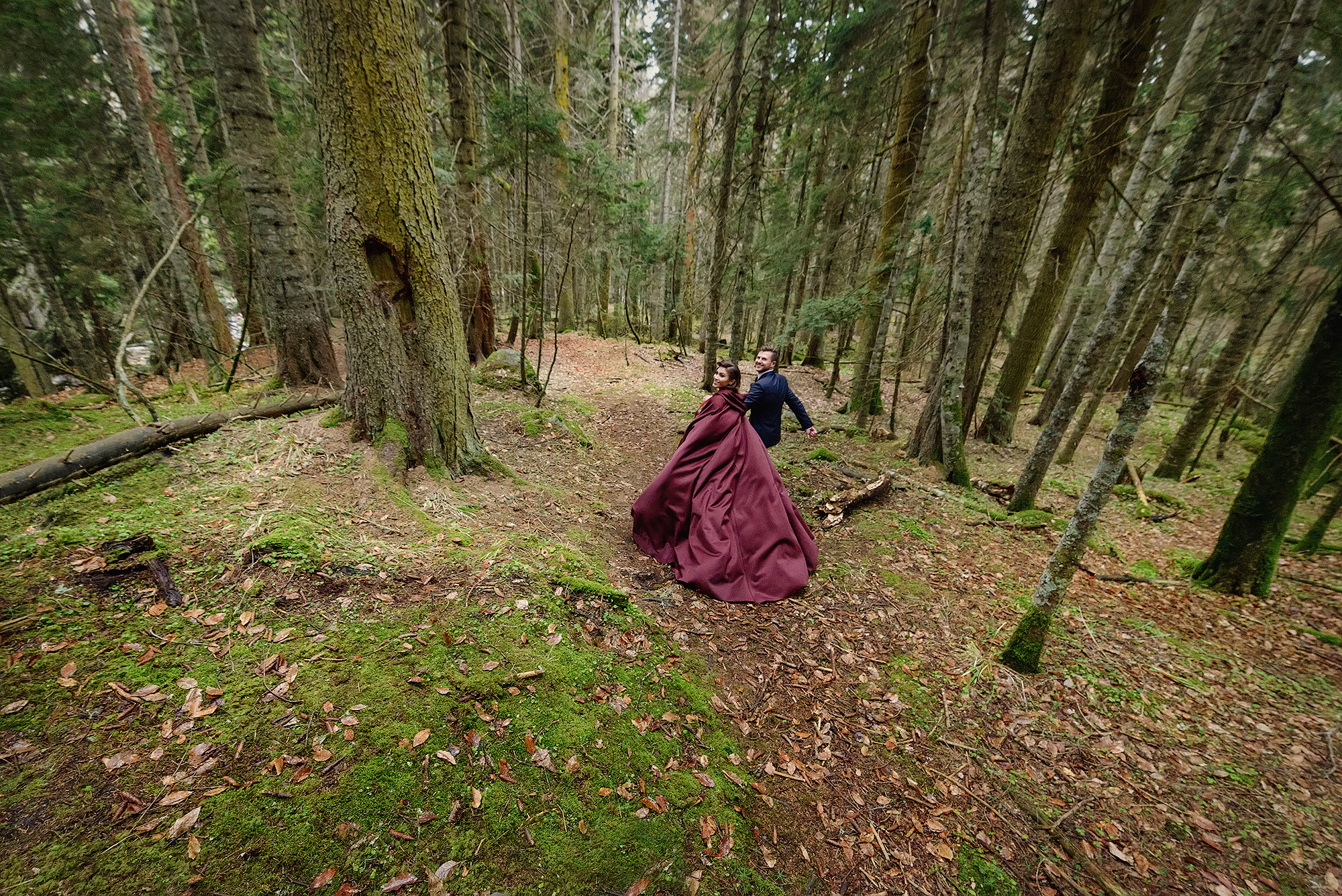Свадебная церемония в лесу