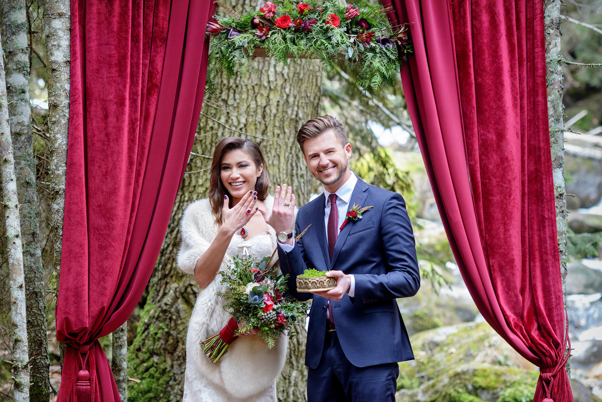 Свадебная церемония в лесу