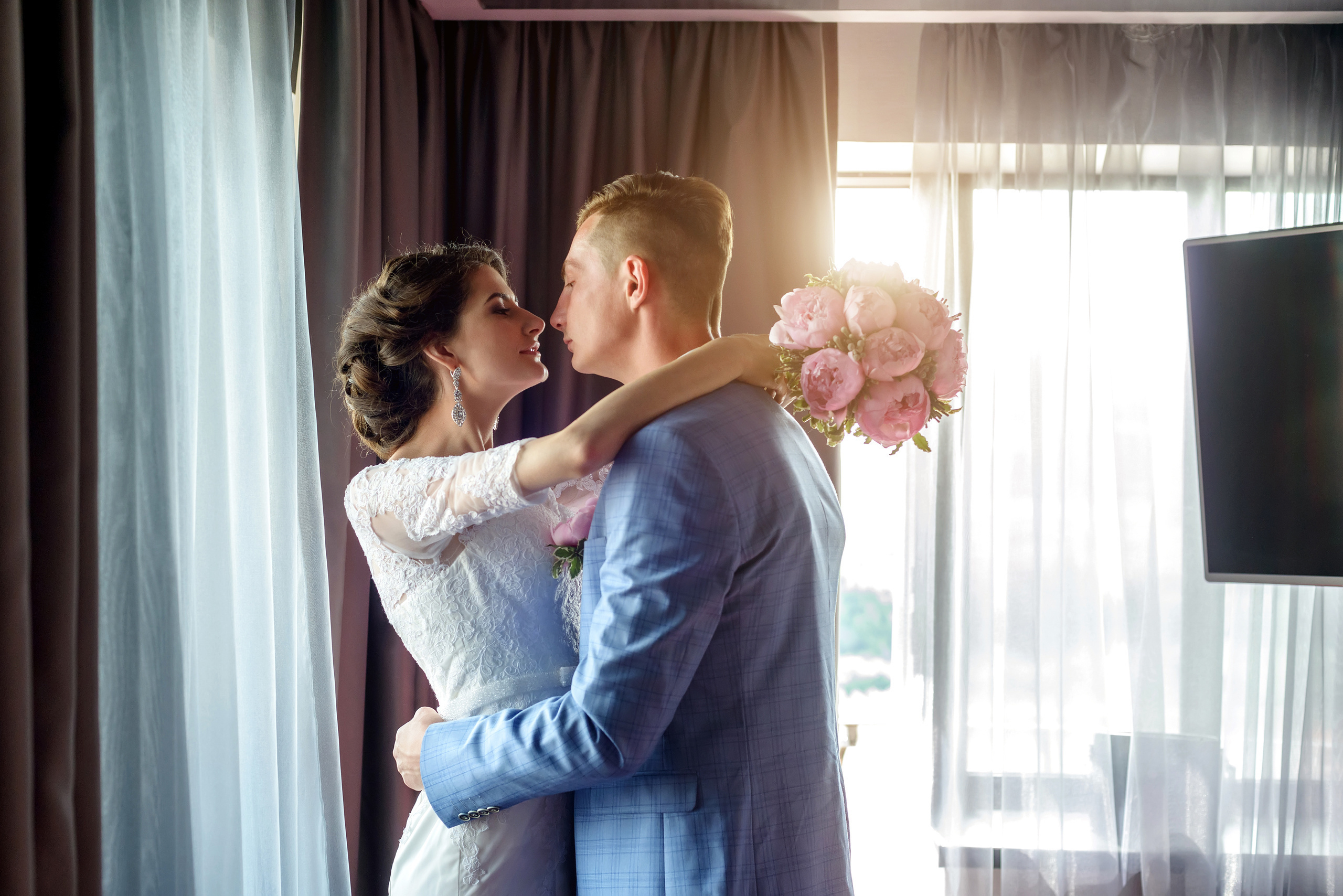 Встреча жениха и невесты в отеле