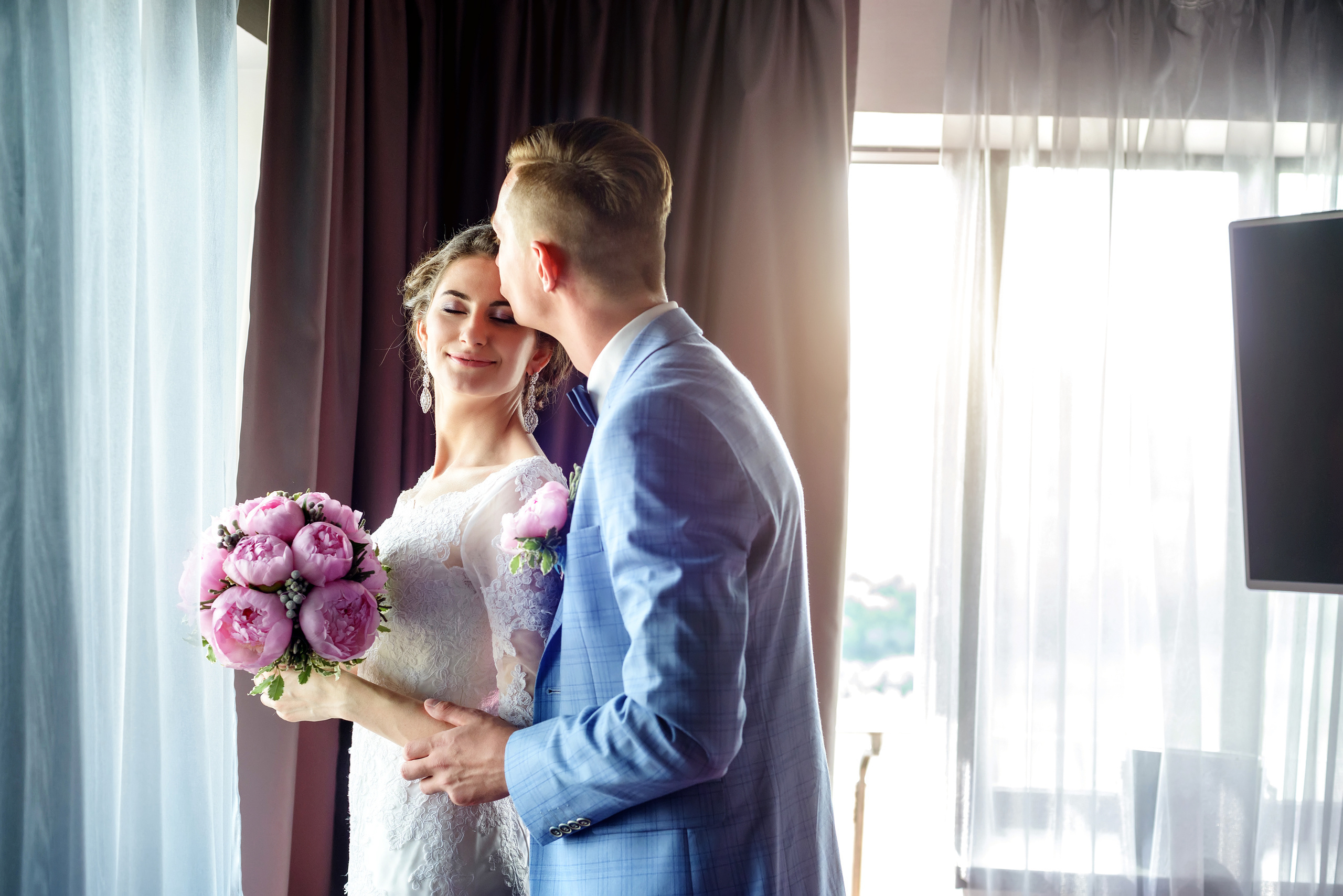 Встреча жениха и невесты в отеле