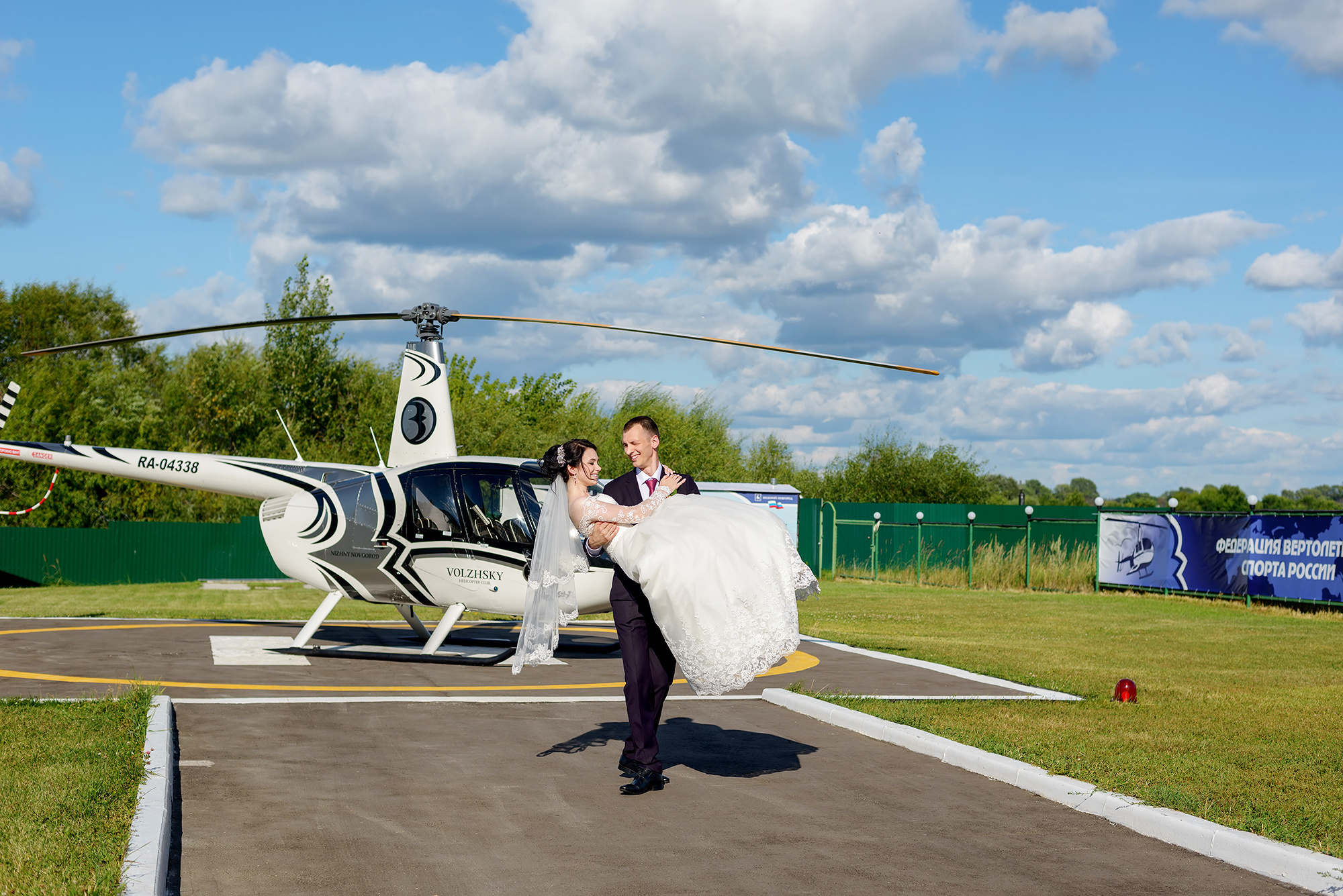 Свадебная фотосессия около вертолета в Нижнем Новгороде