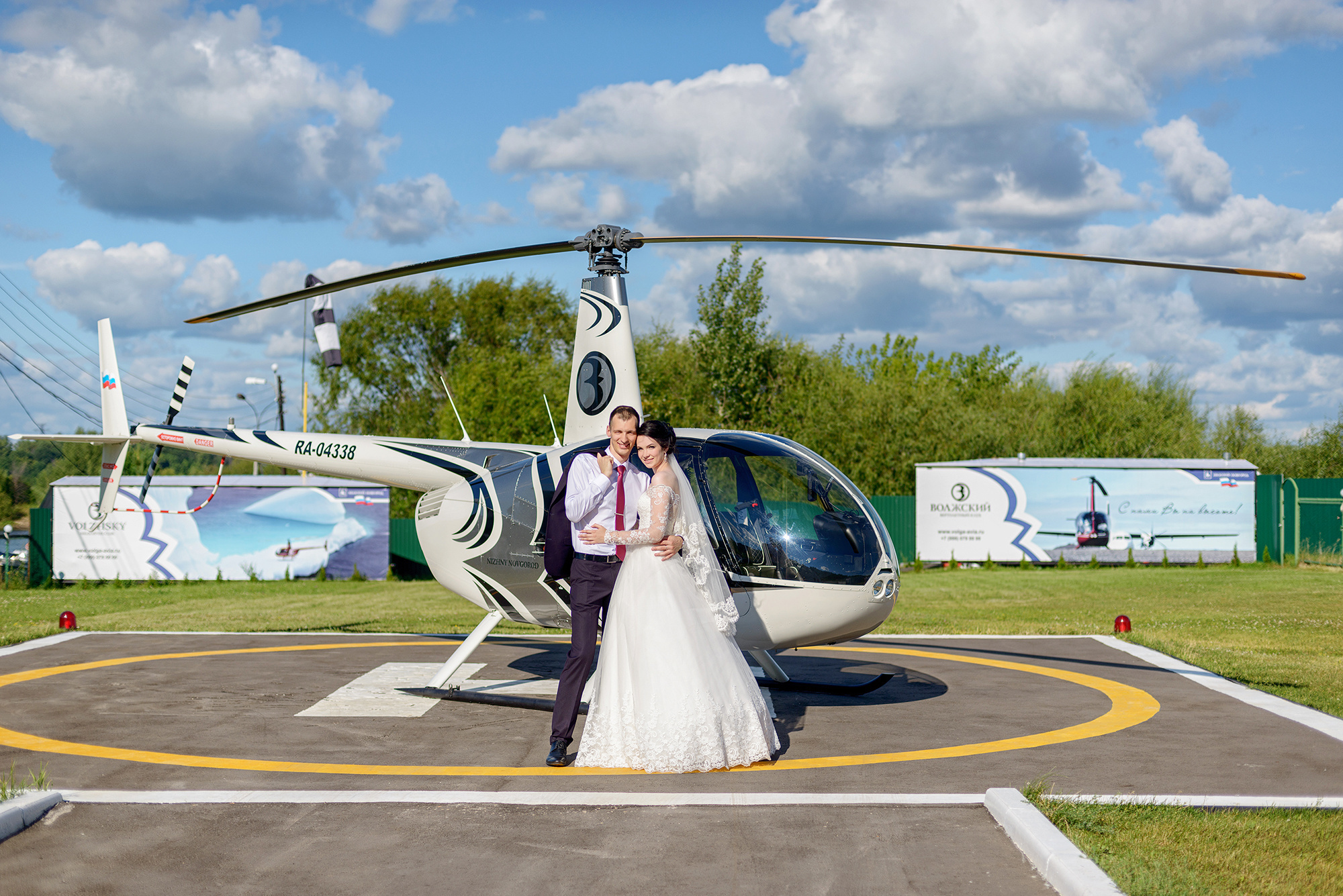 Свадебная фотосессия около вертолета в Нижнем Новгороде