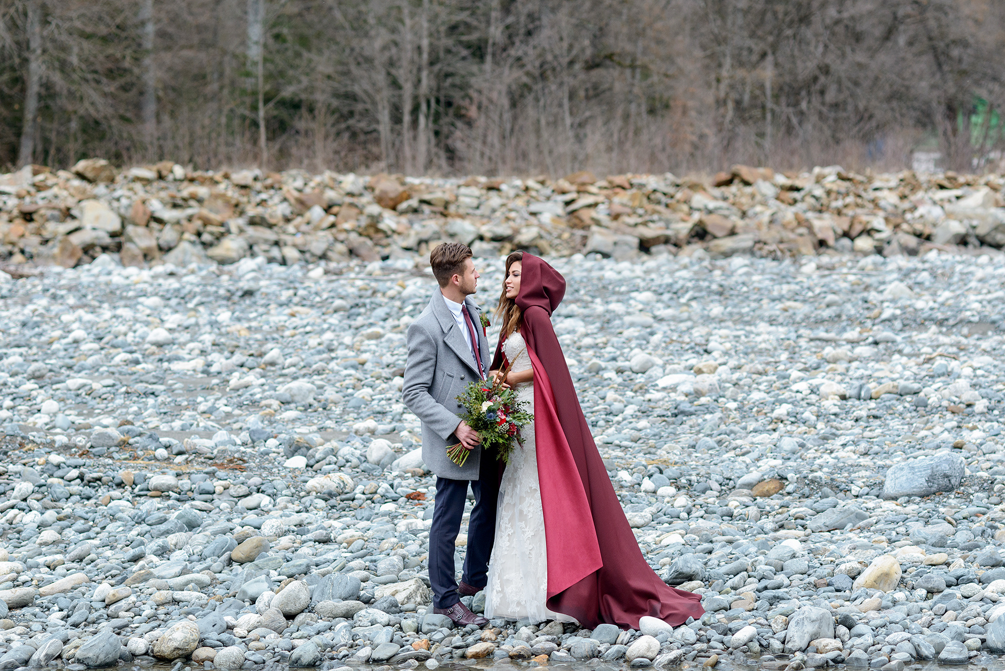 Свадебная фотосъемка на горной реке