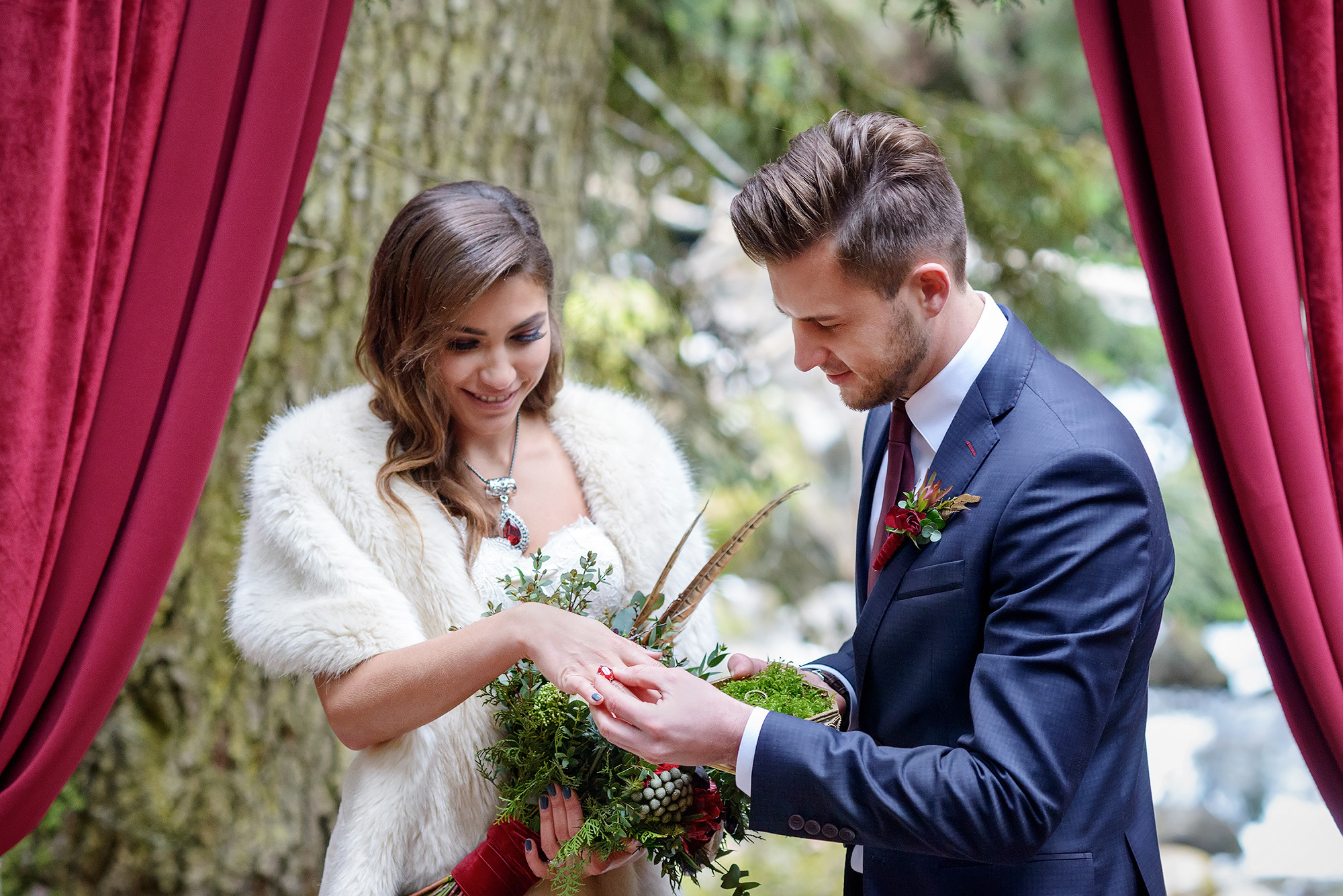 Свадебная церемония в лесу